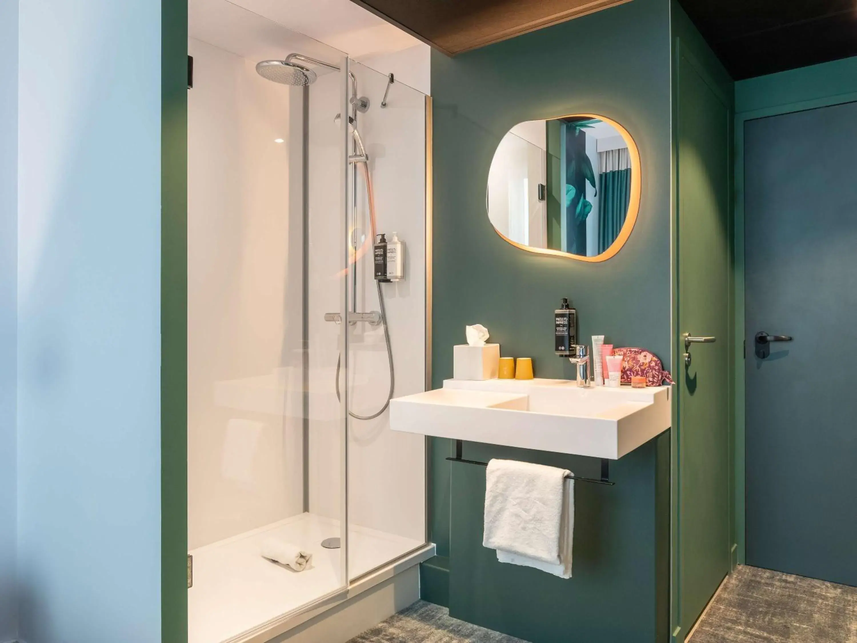 Bathroom in ibis Styles Bezons Paris La Défense Bathroom in ibis Styles Bezons Paris La Défense