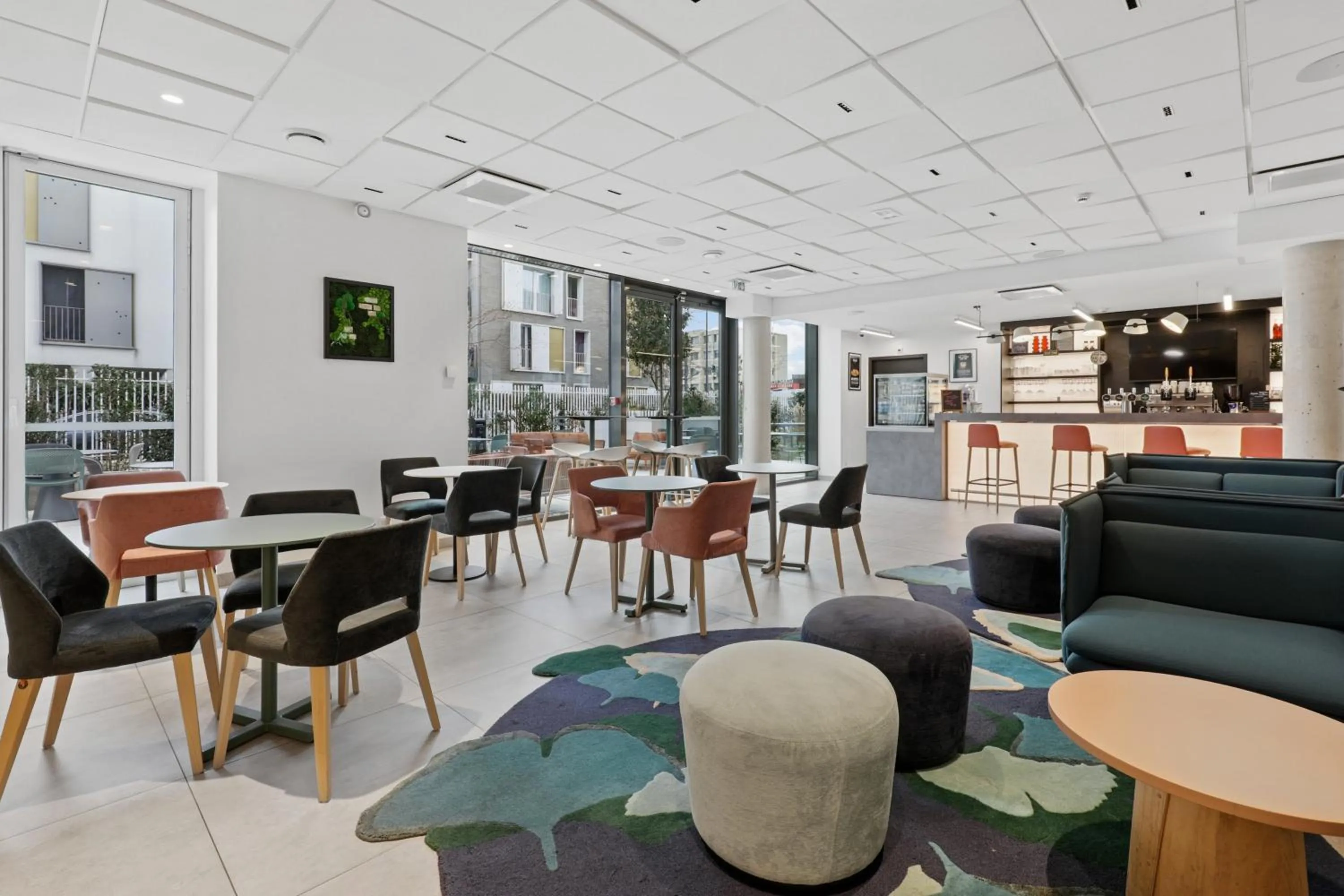 Lounge or bar in ibis Styles Bezons Paris La Défense