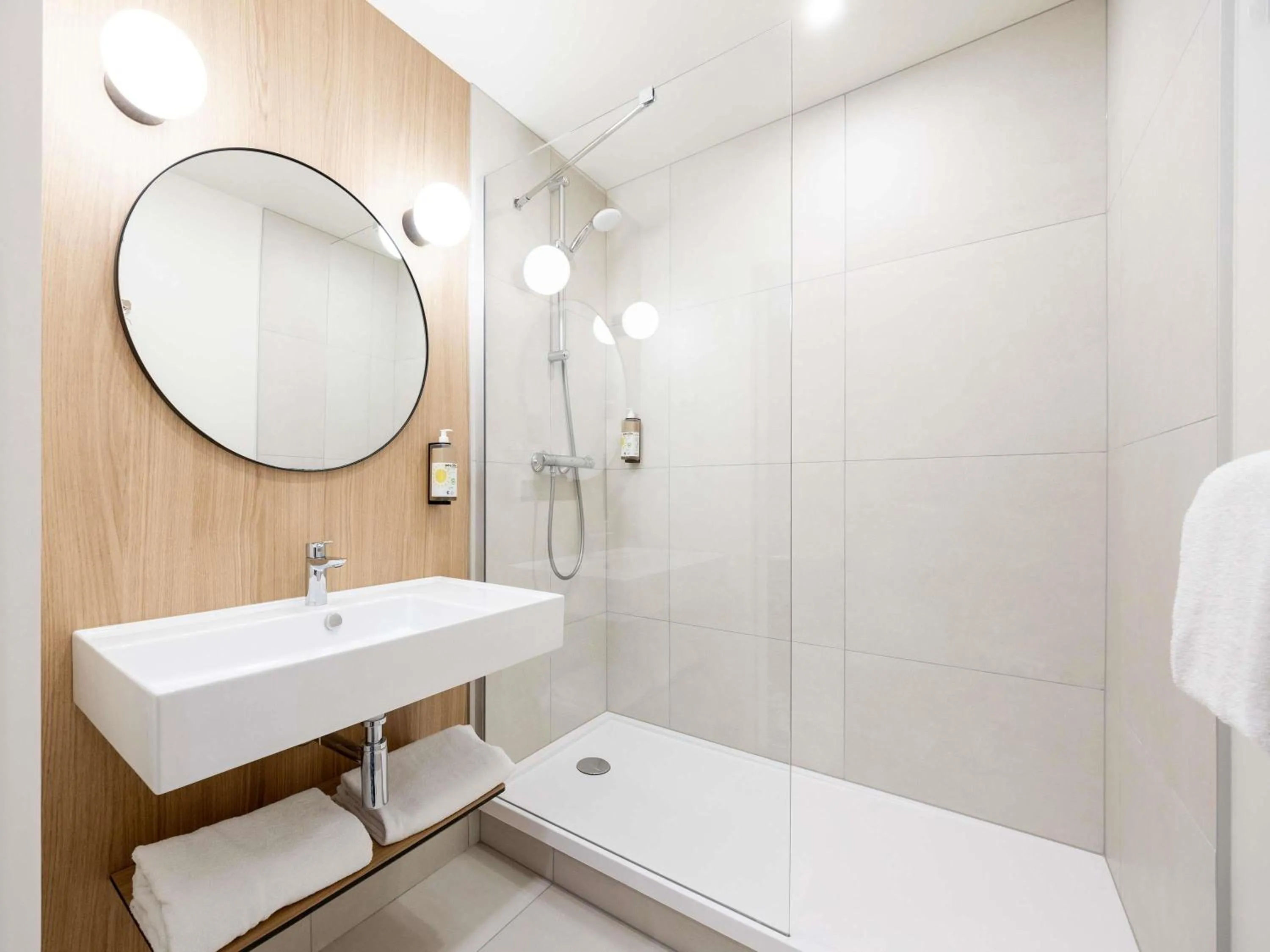 Bedroom in greet Hotel Paris 13 Porte d'Italie