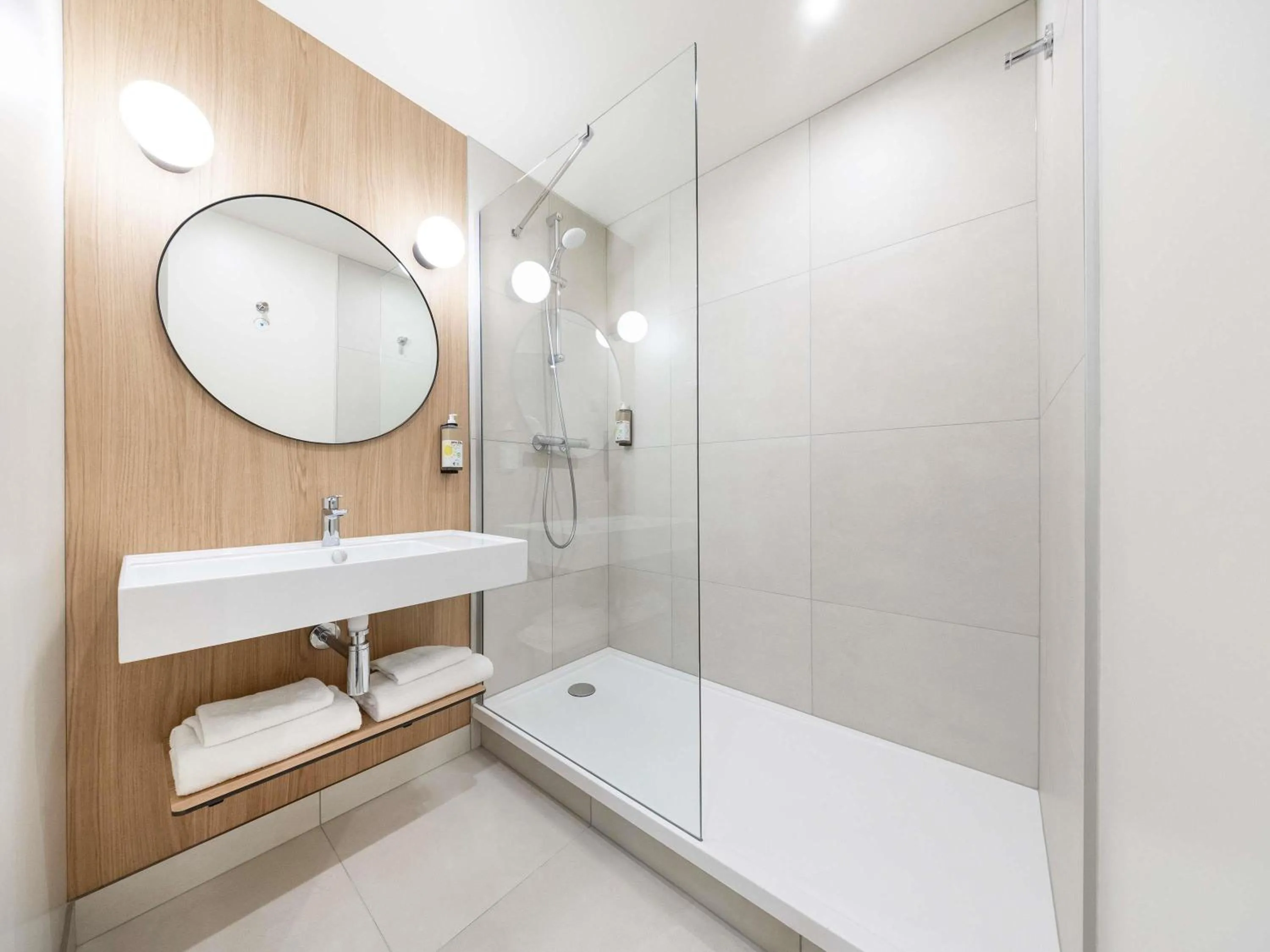 Bedroom in greet Hotel Paris 13 Porte d'Italie