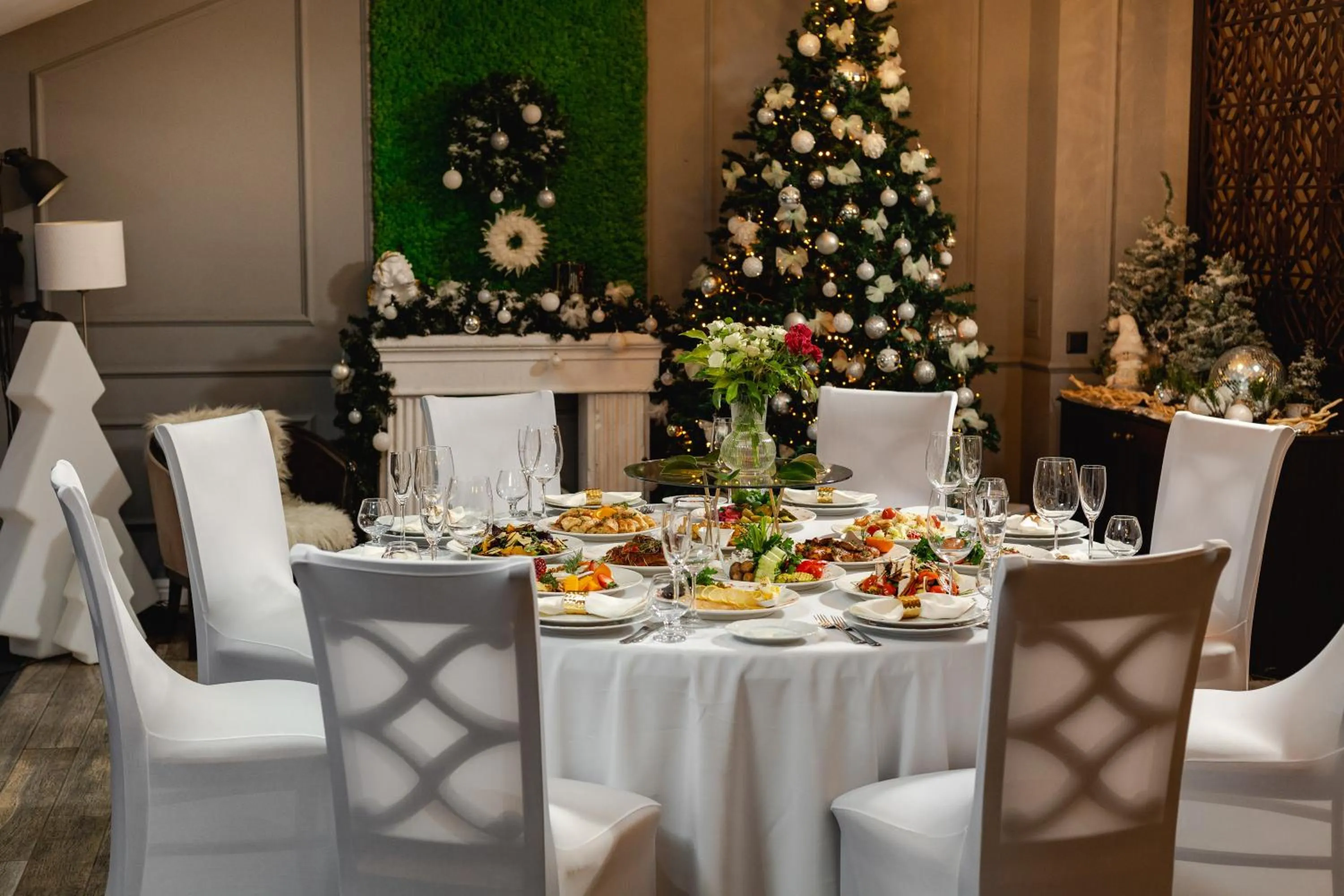 Restaurant/places to eat in Summit Villa