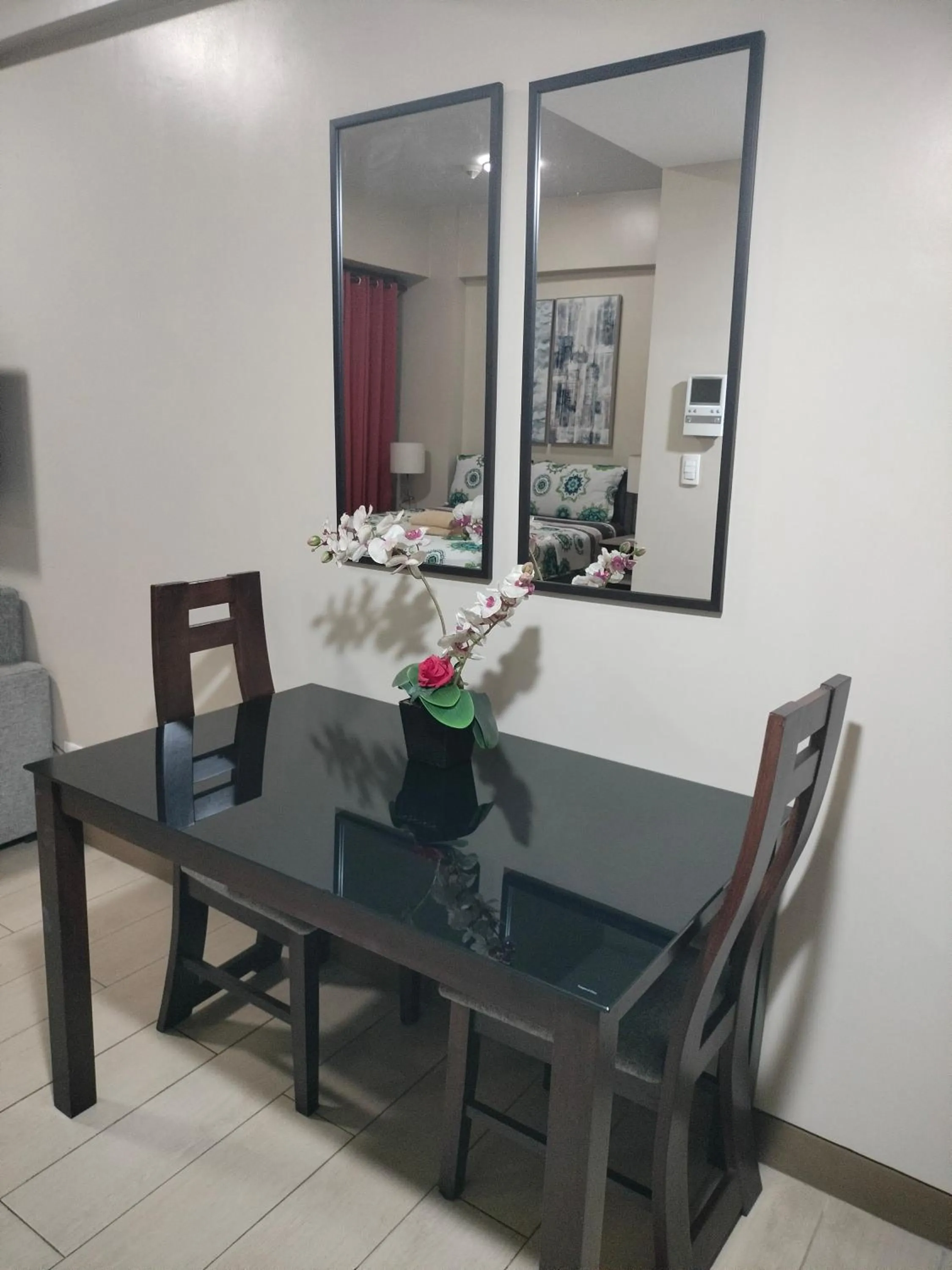 Dining area in Condotel Near Airport