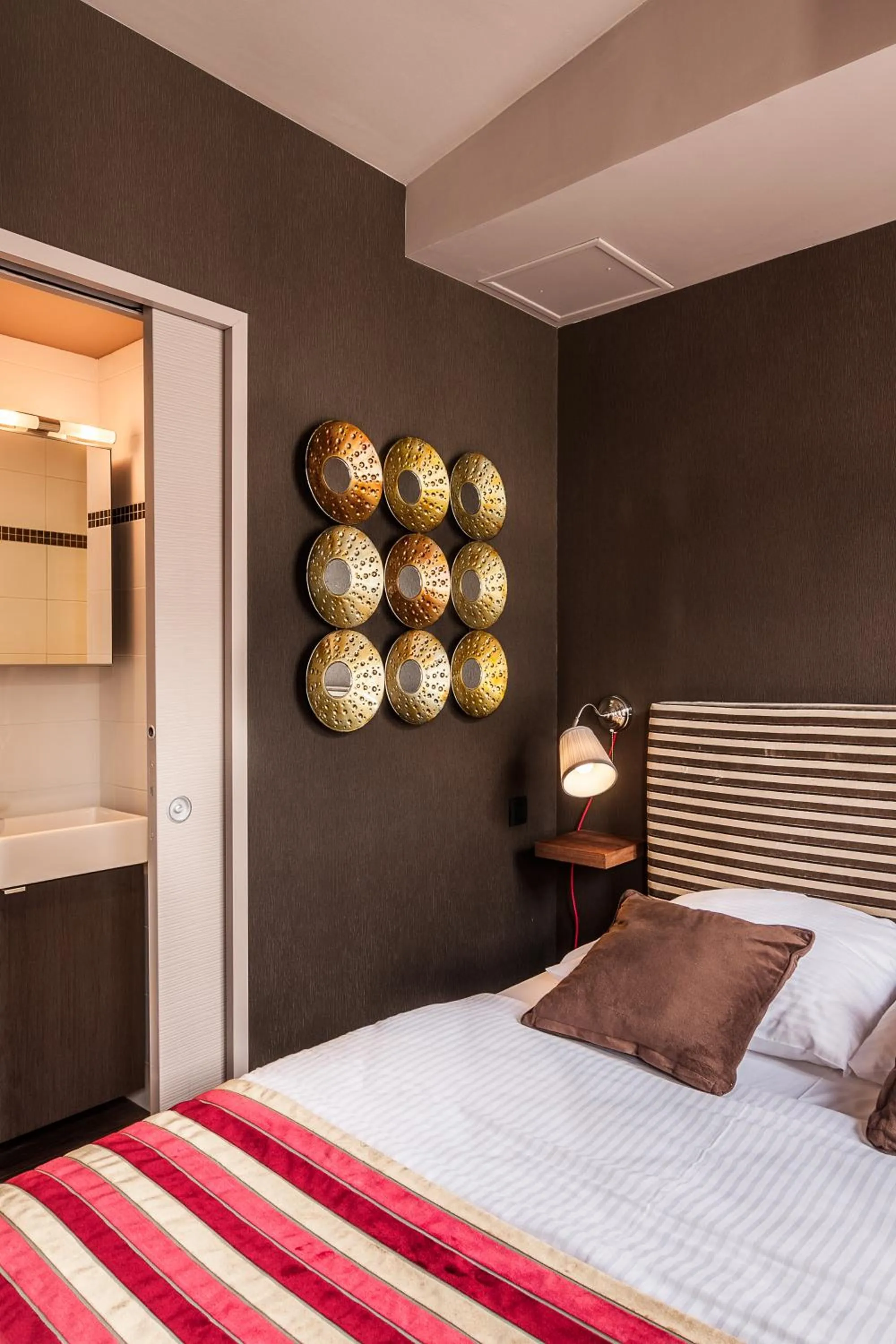 Photo of the whole room, Bed in Le 84 Sainte-Cath'