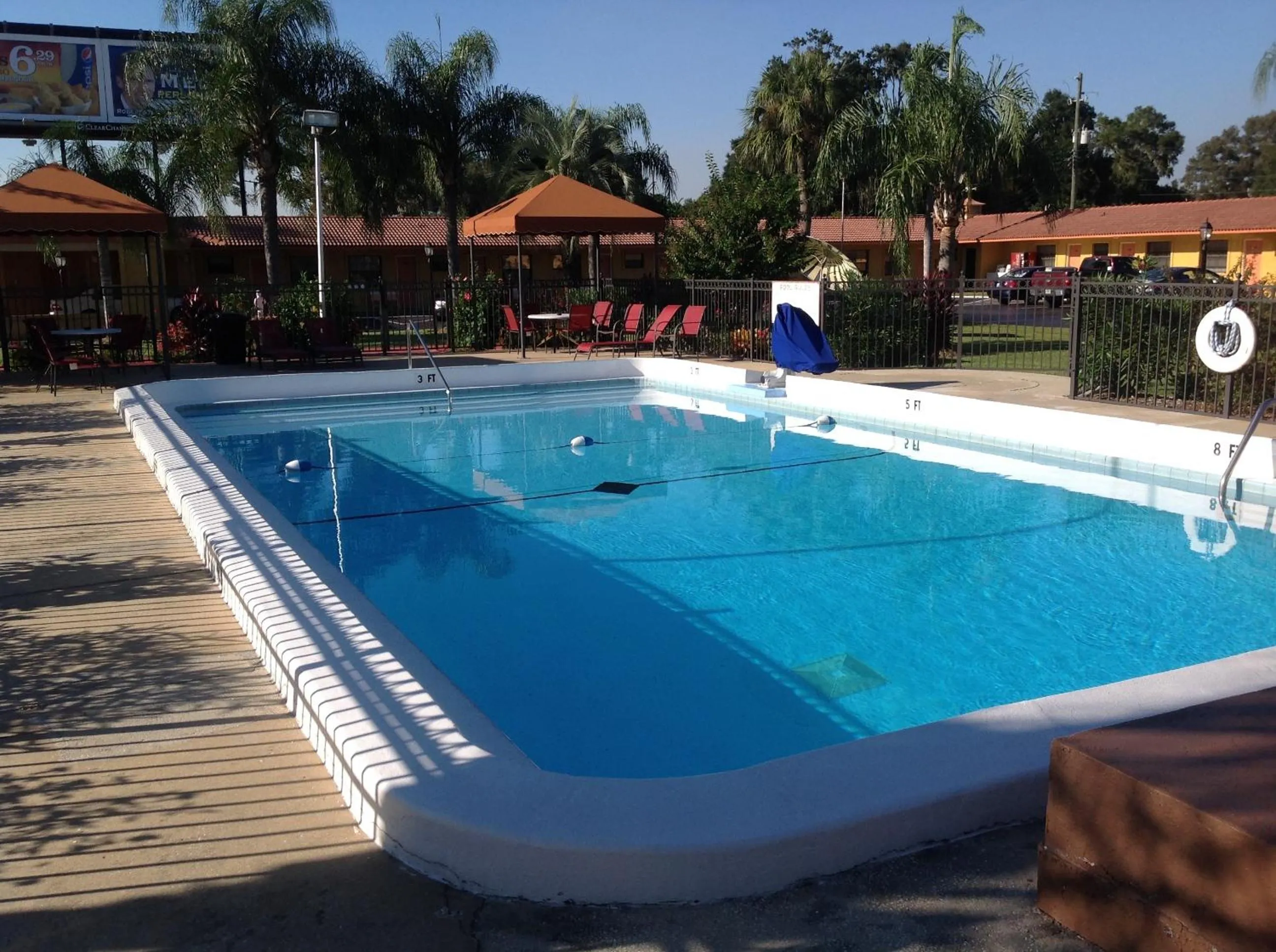 Swimming pool in Silver Princess Motel