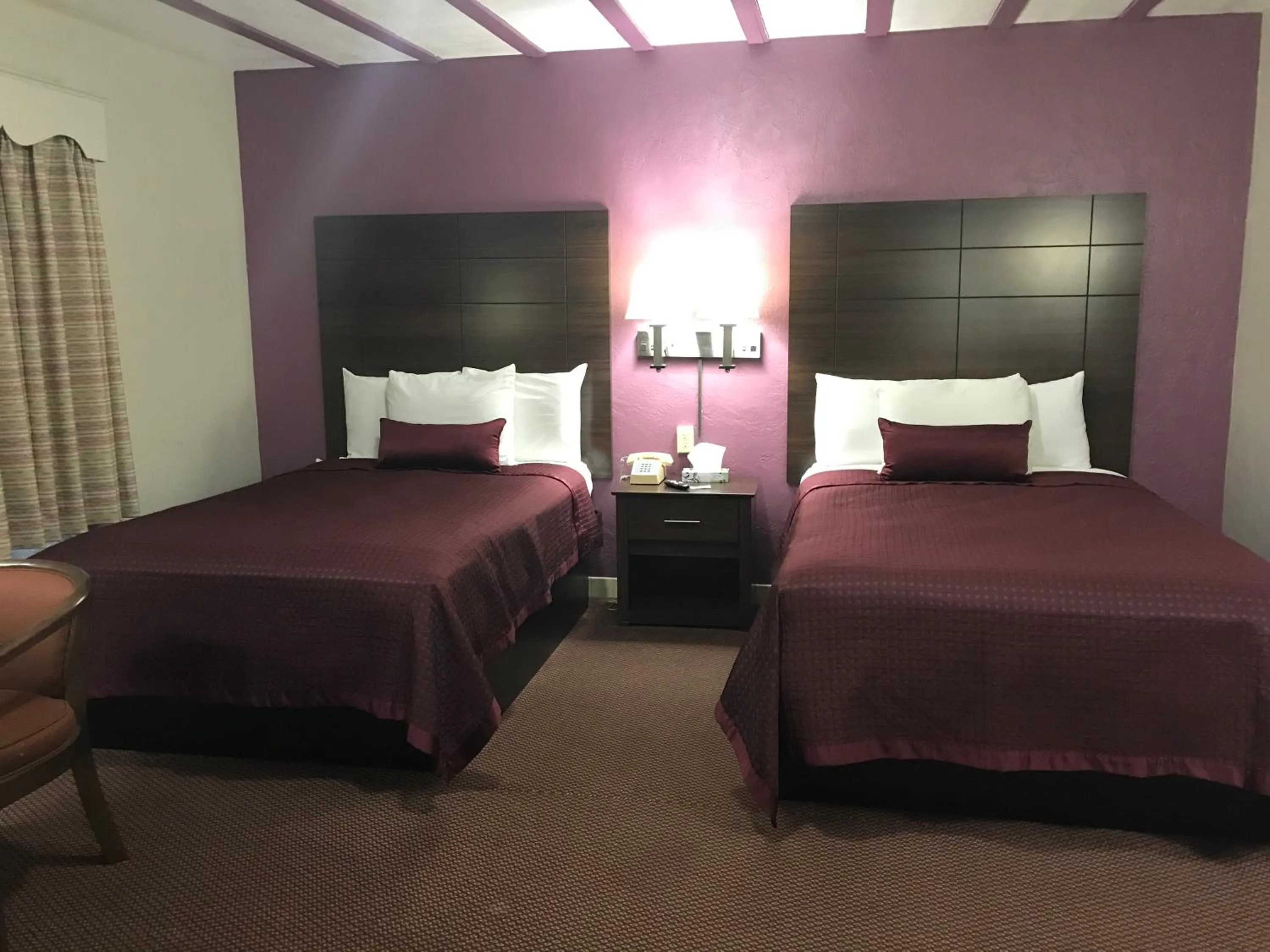 Property building, Bed in Silver Princess Motel