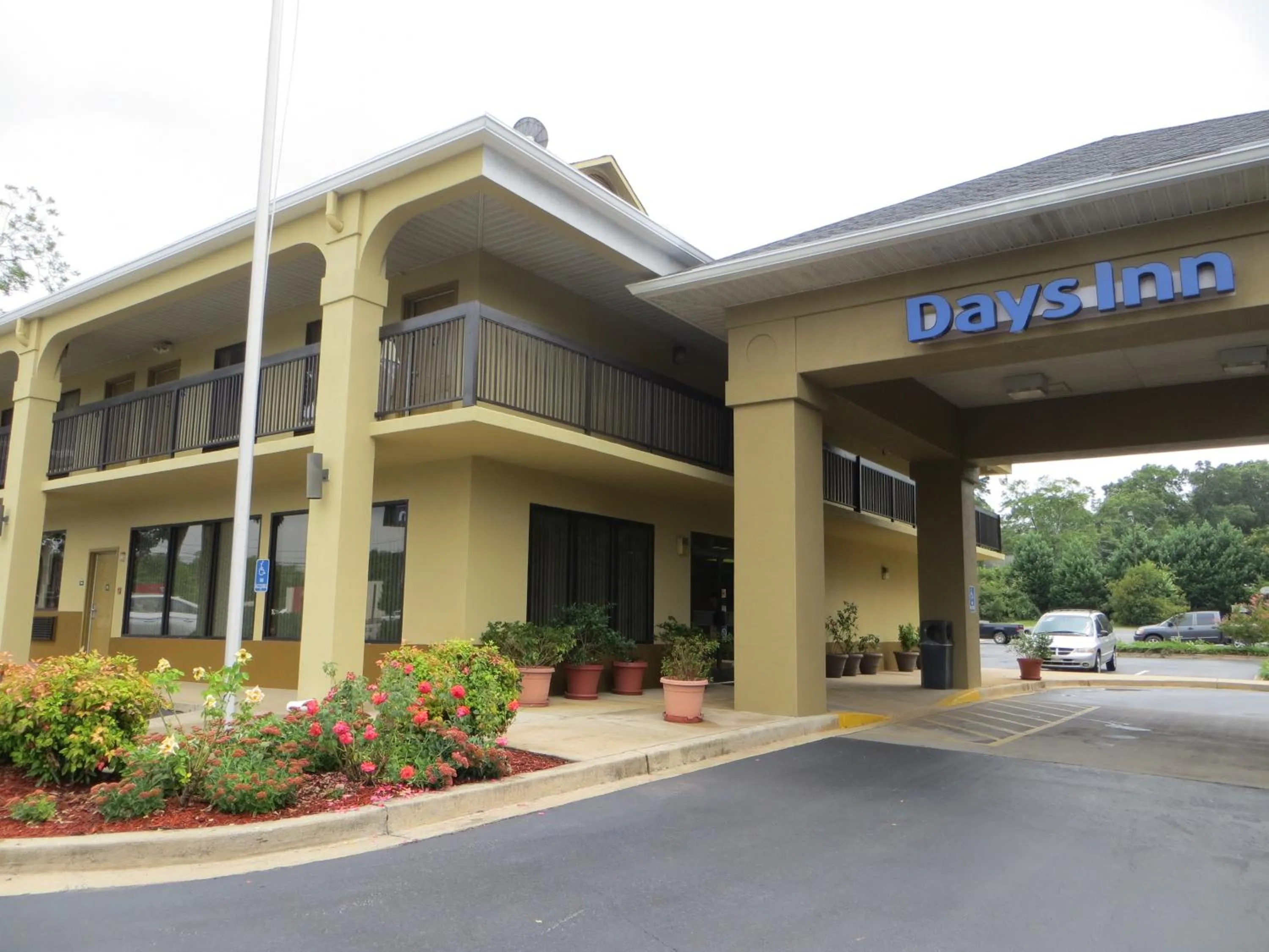 Property building in Days Inn by Wyndham Elberton