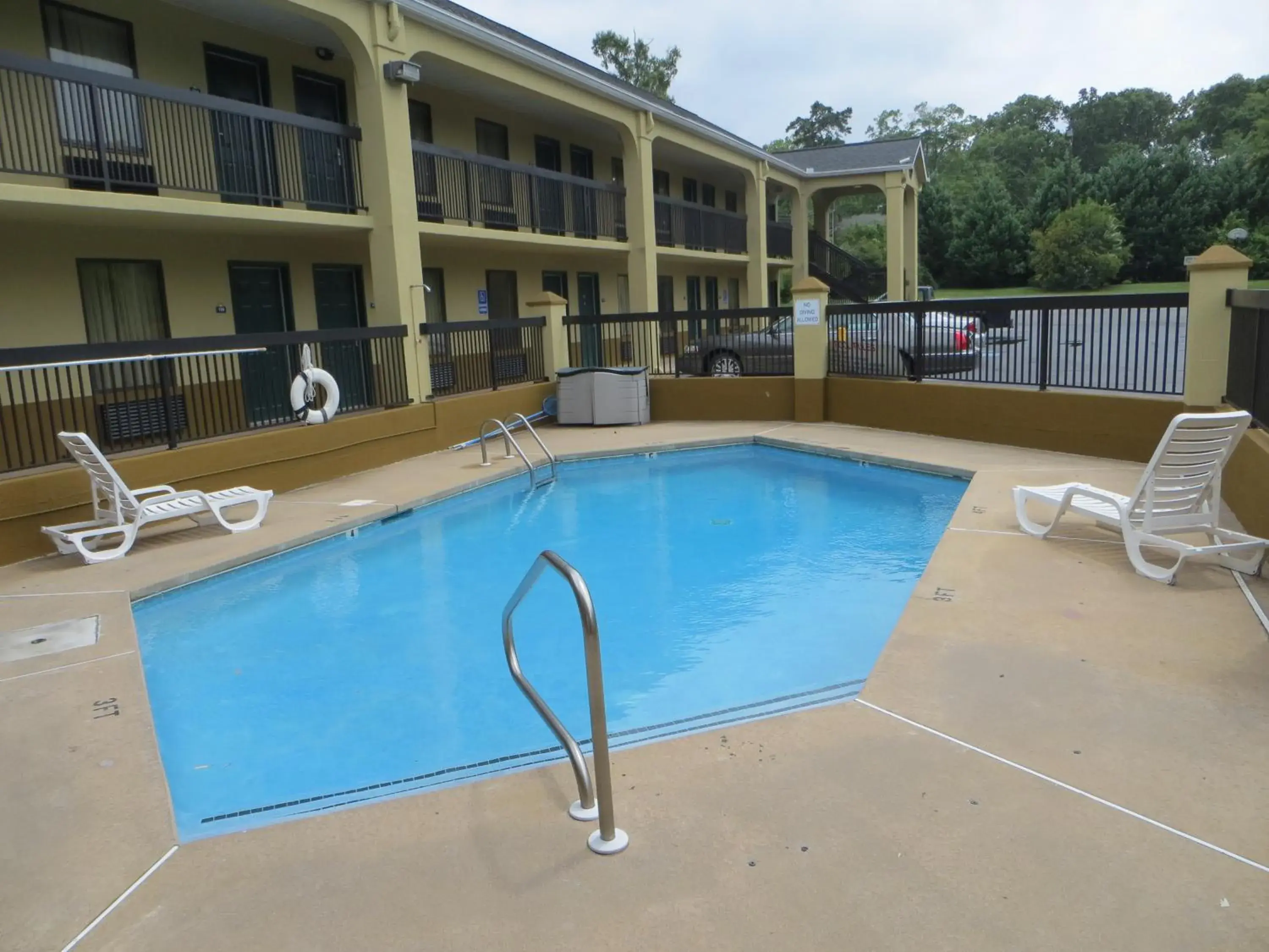 Pool view in Days Inn by Wyndham Elberton Pool view in Days Inn by Wyndham Elberton