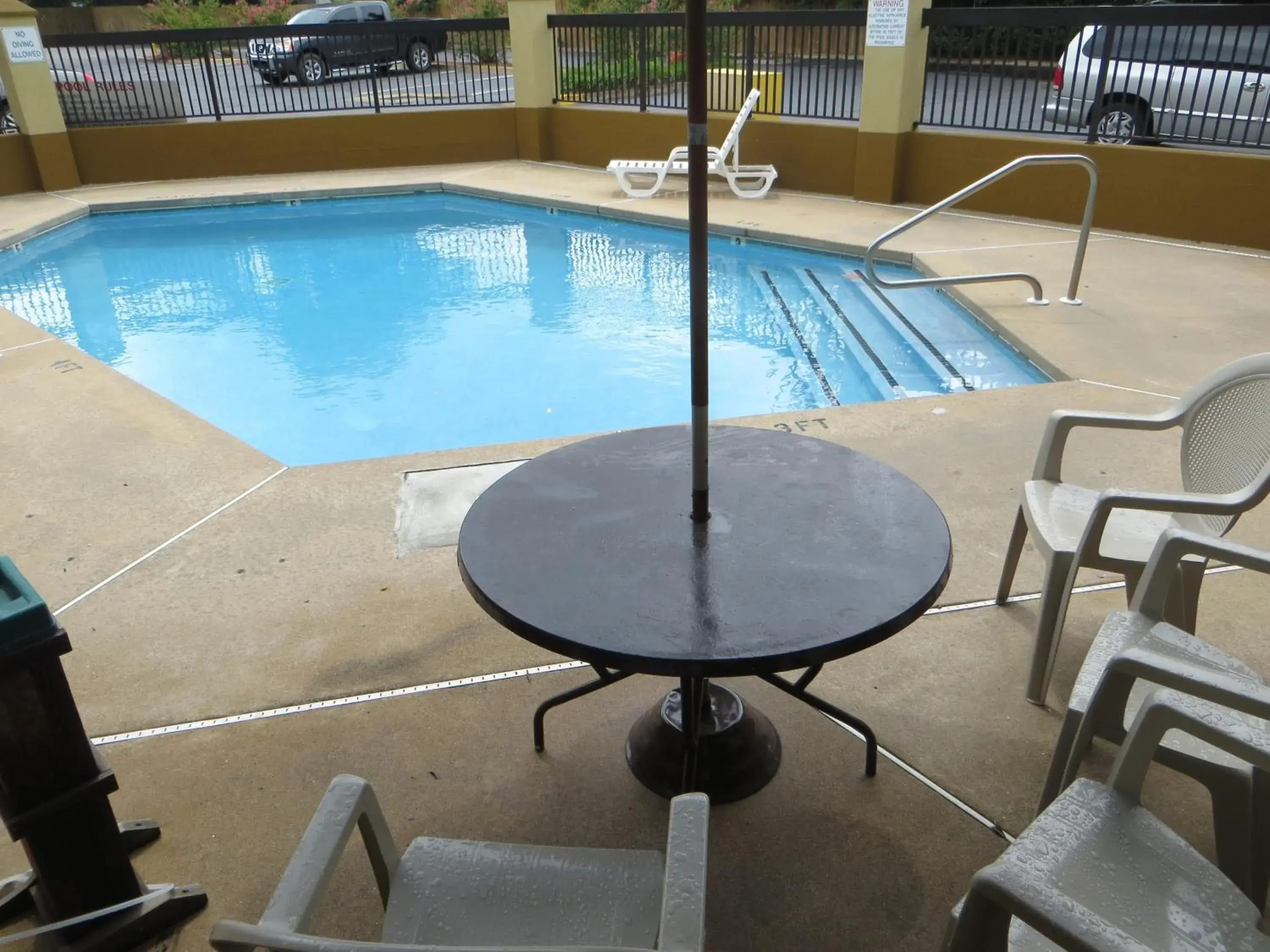 Pool view in Days Inn by Wyndham Elberton Pool view in Days Inn by Wyndham Elberton