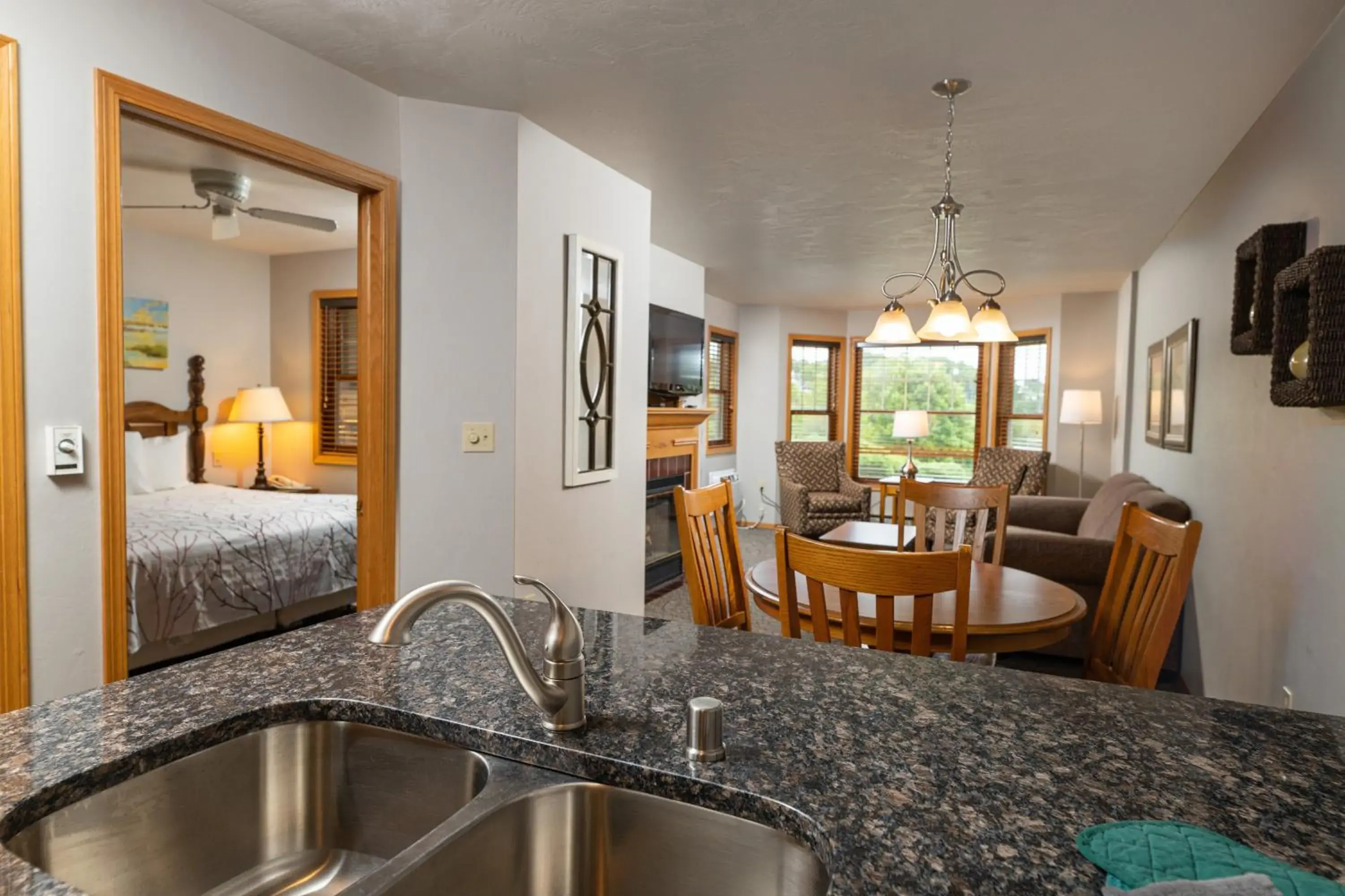 Kitchen or kitchenette, Bed in Newport Resort Kitchen or kitchenette, Bed in Newport Resort