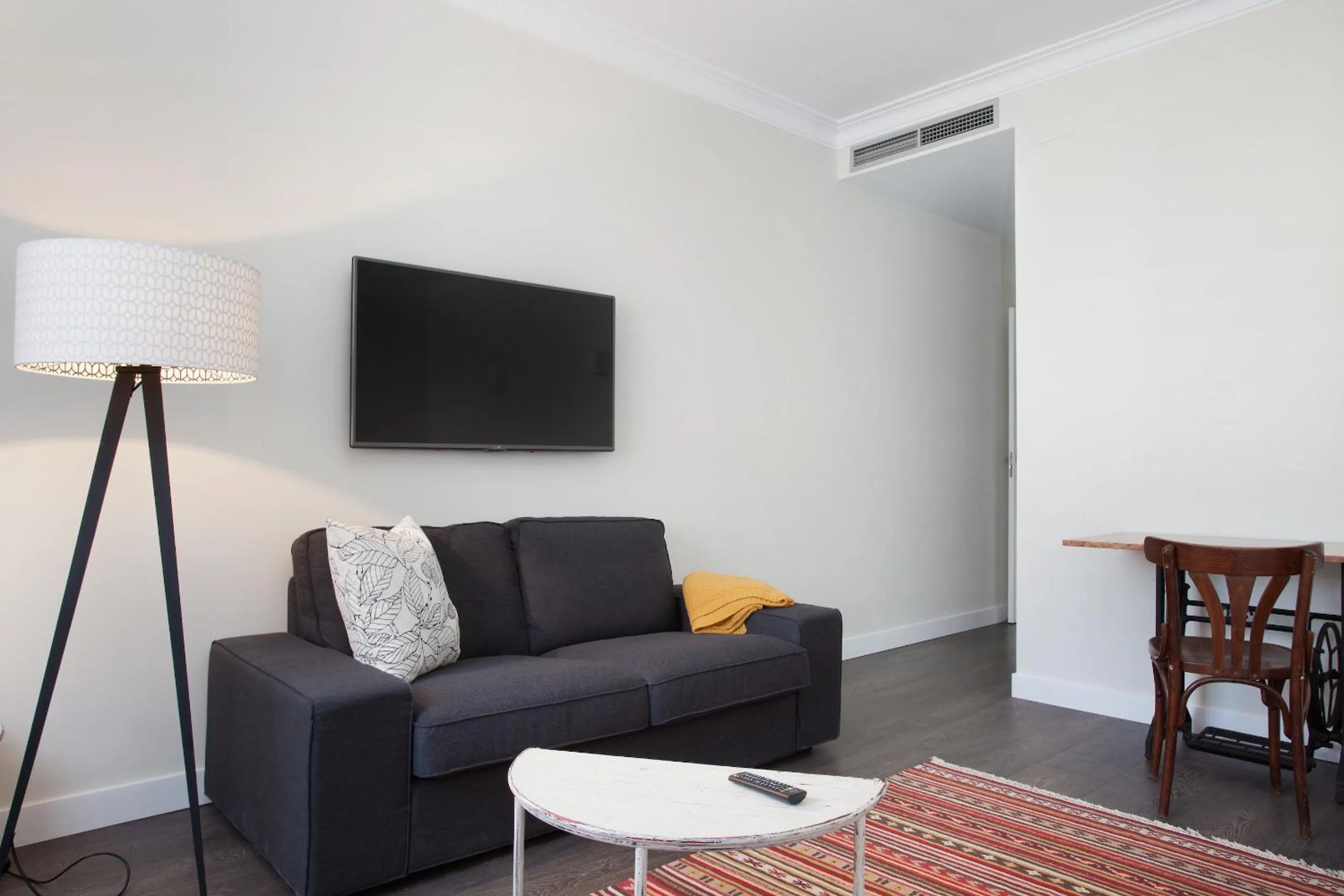 Living room in Consell de Cent Apartment