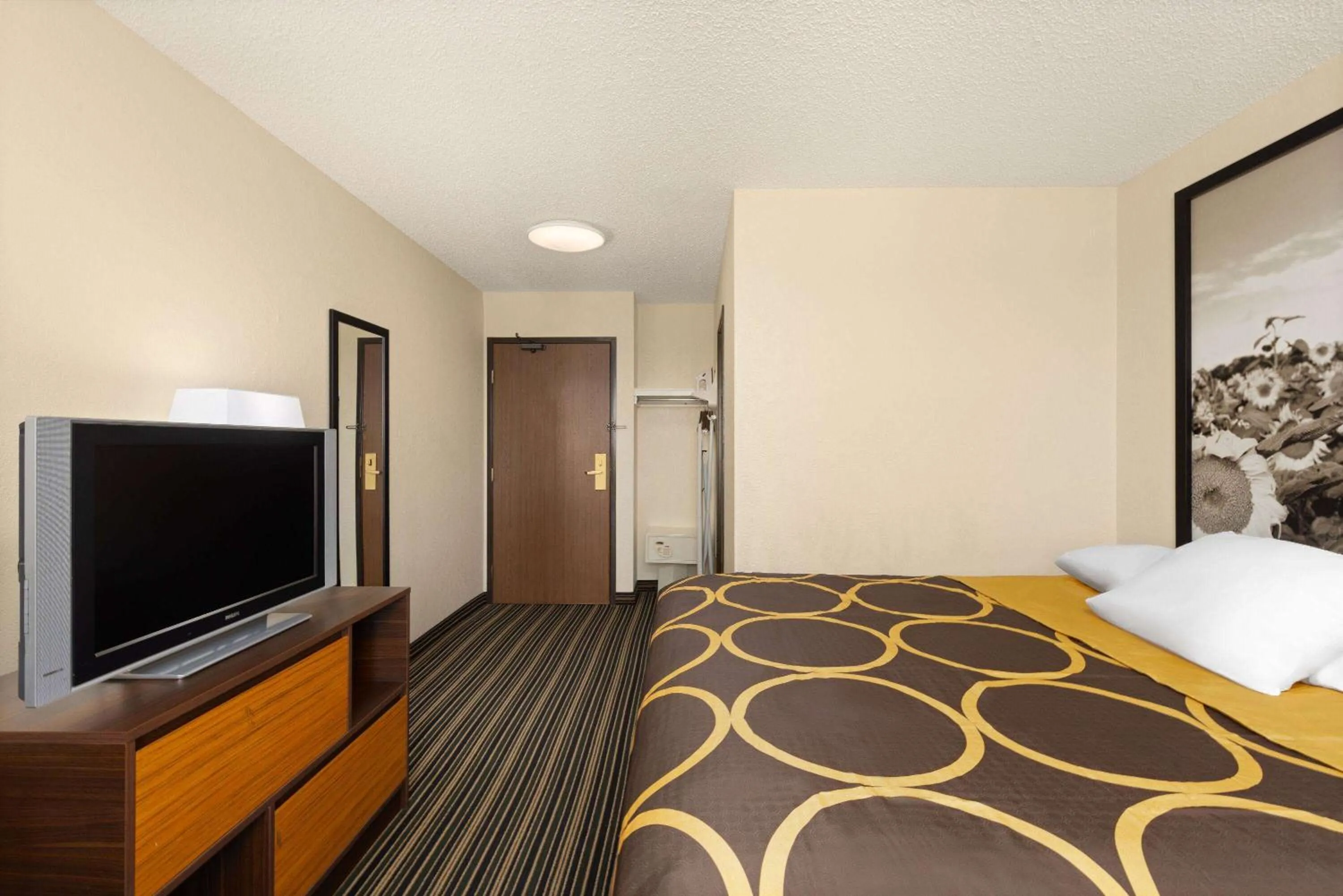 Photo of the whole room, Bed in Super 8 by Wyndham Dodge City