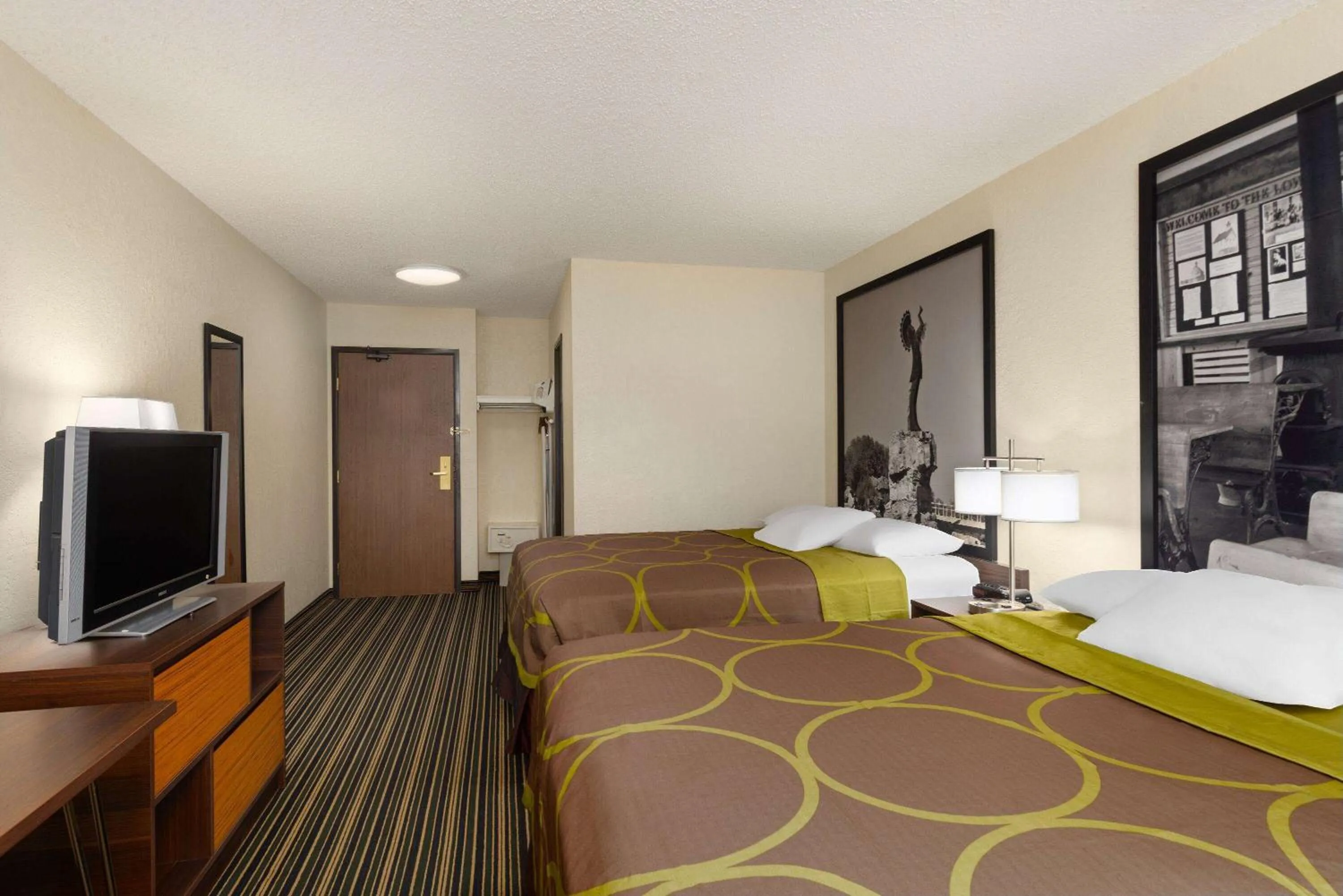 Photo of the whole room, Bed in Super 8 by Wyndham Dodge City