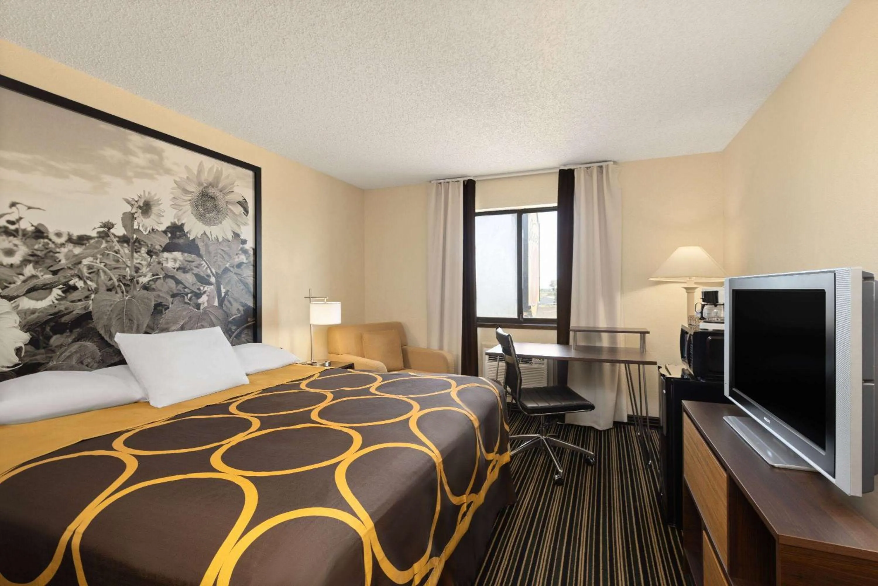 Photo of the whole room, Bed in Super 8 by Wyndham Dodge City