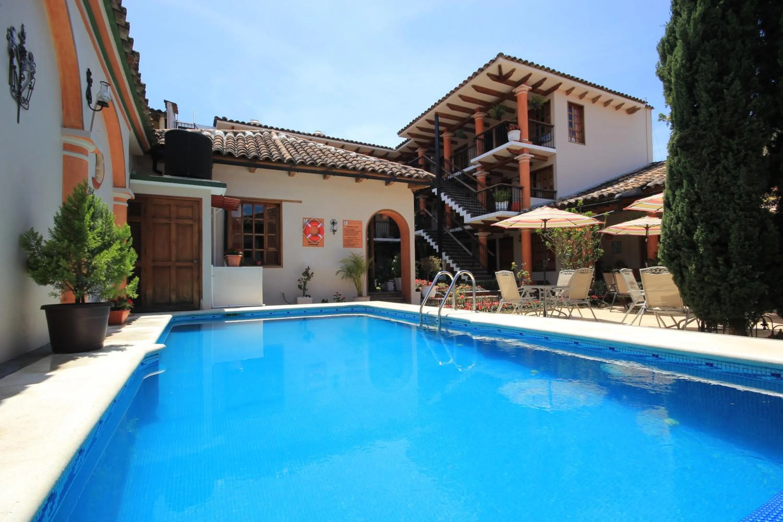 Swimming pool in Hotel La Casa de Mamá