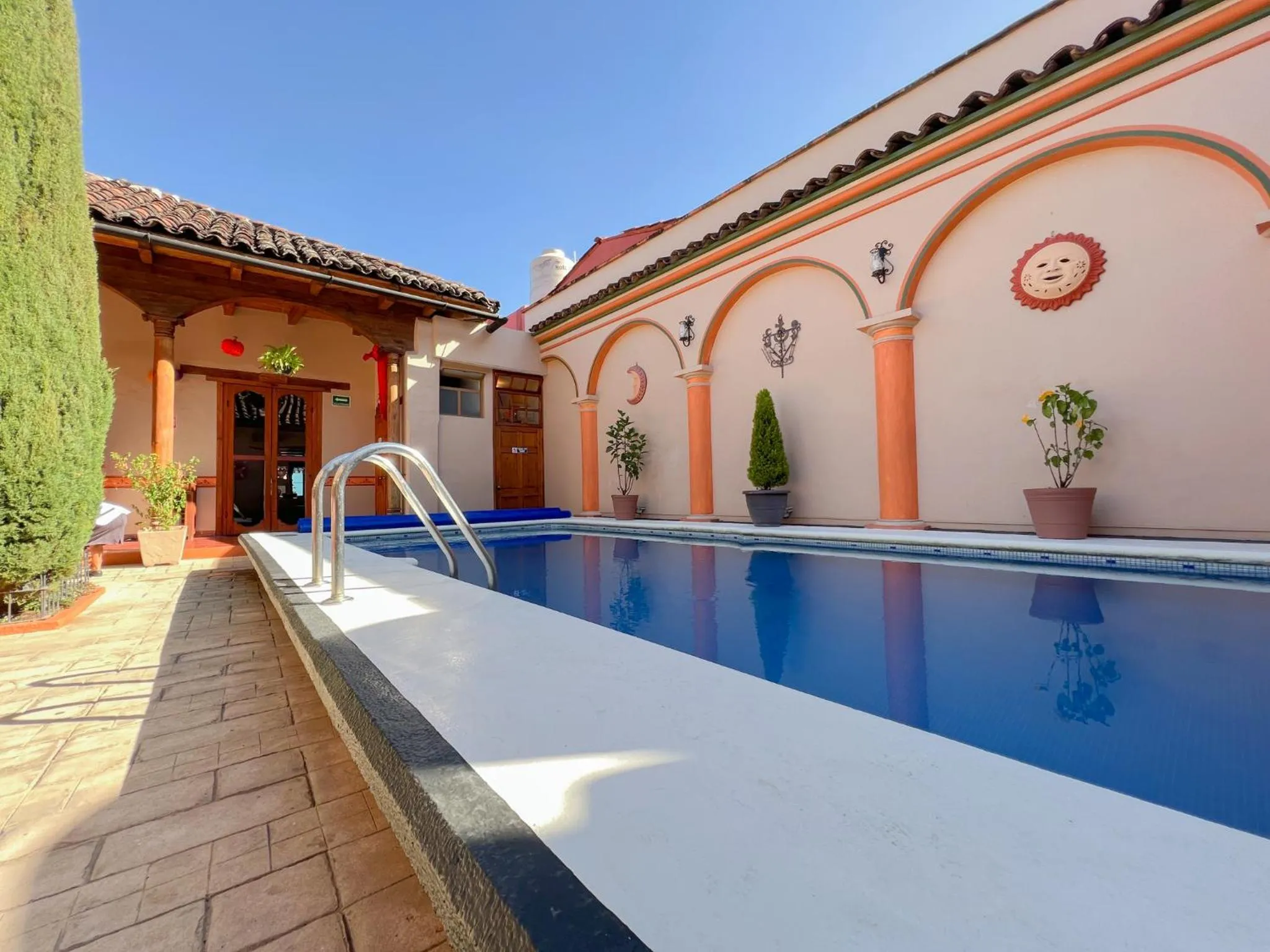 Swimming pool in Hotel La Casa de Mamá