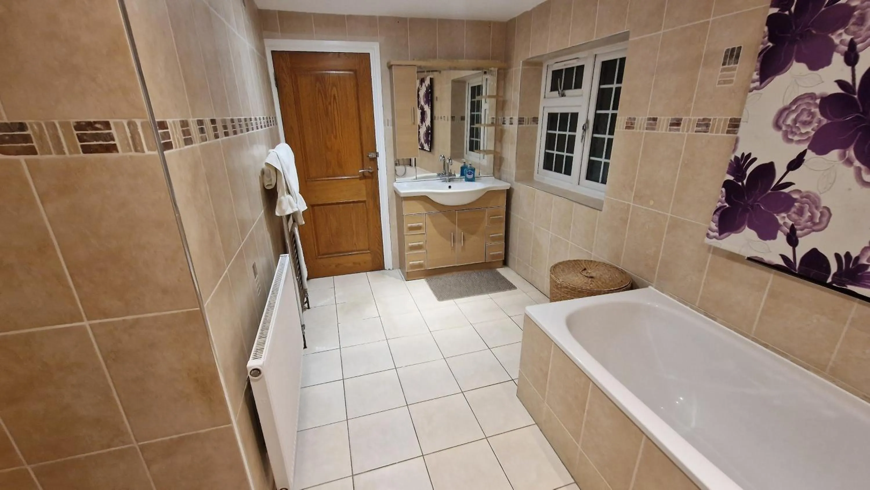 Bathroom in SnoozeDen Westmead - Windsor Castle & Legoland