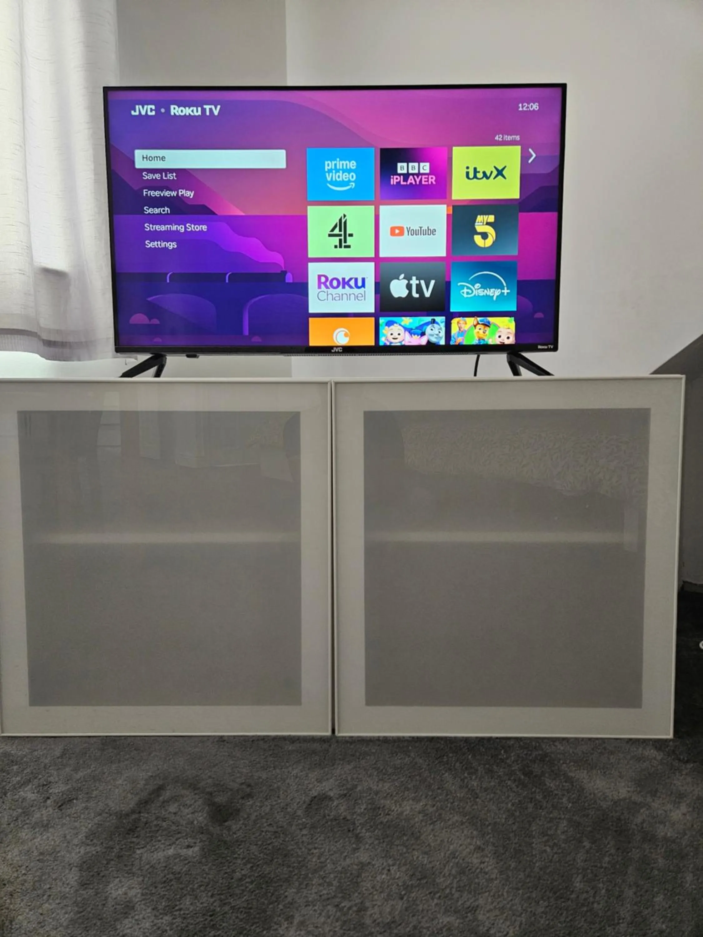 TV and multimedia in SnoozeDen Westmead - Windsor Castle & Legoland