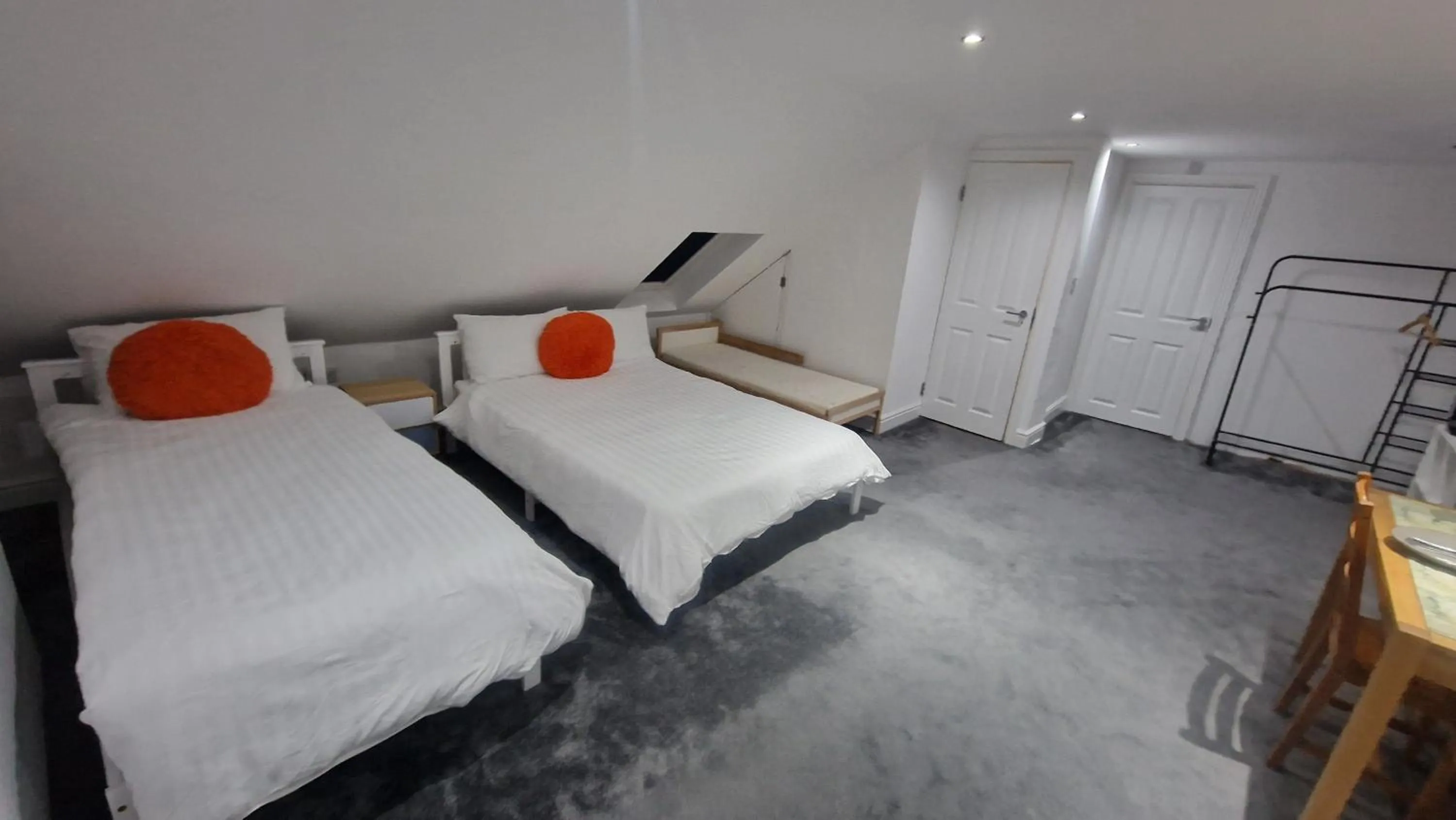 Bedroom, Bed in SnoozeDen Westmead - Windsor Castle & Legoland