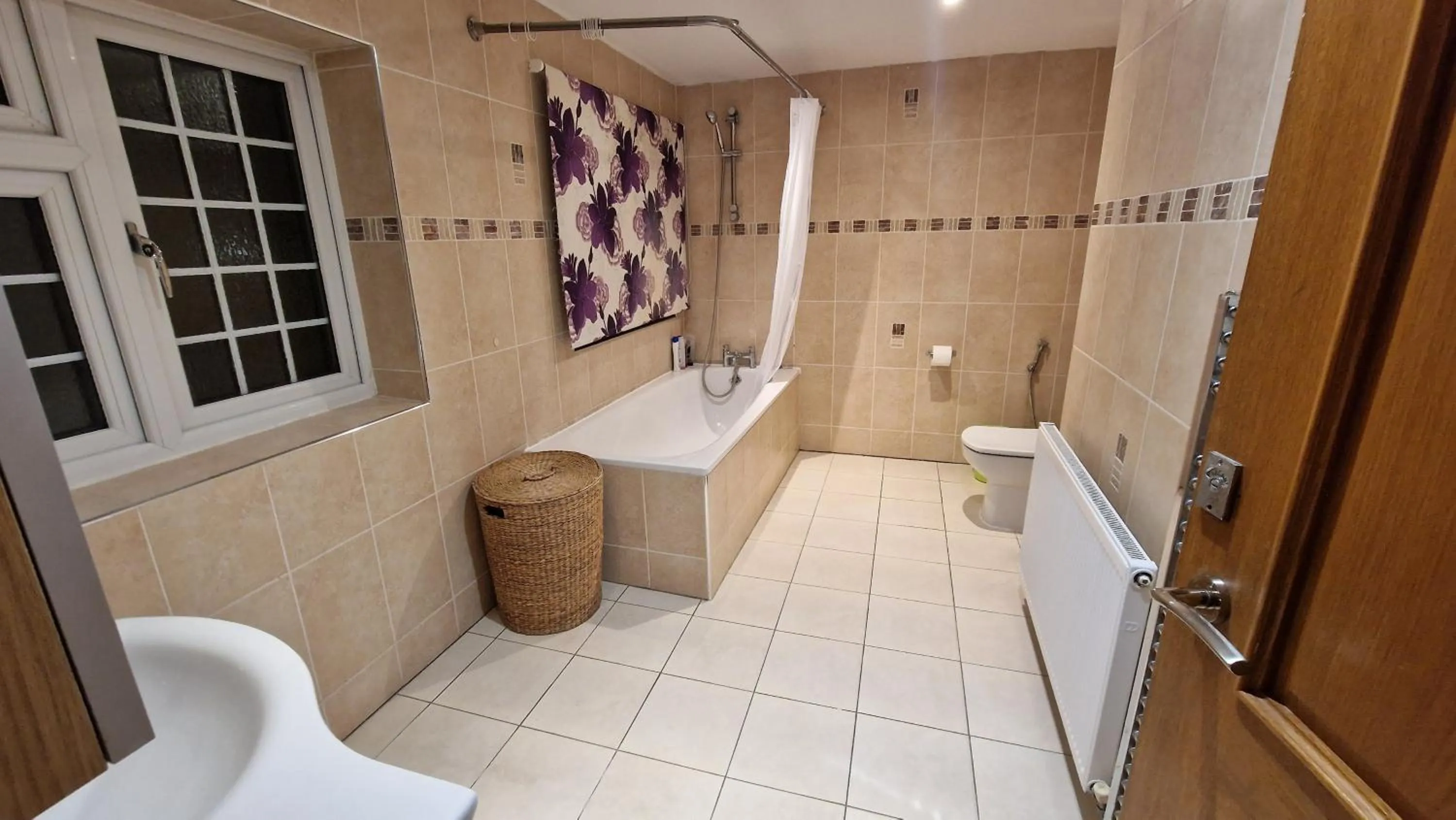 Bathroom in SnoozeDen Westmead - Windsor Castle & Legoland