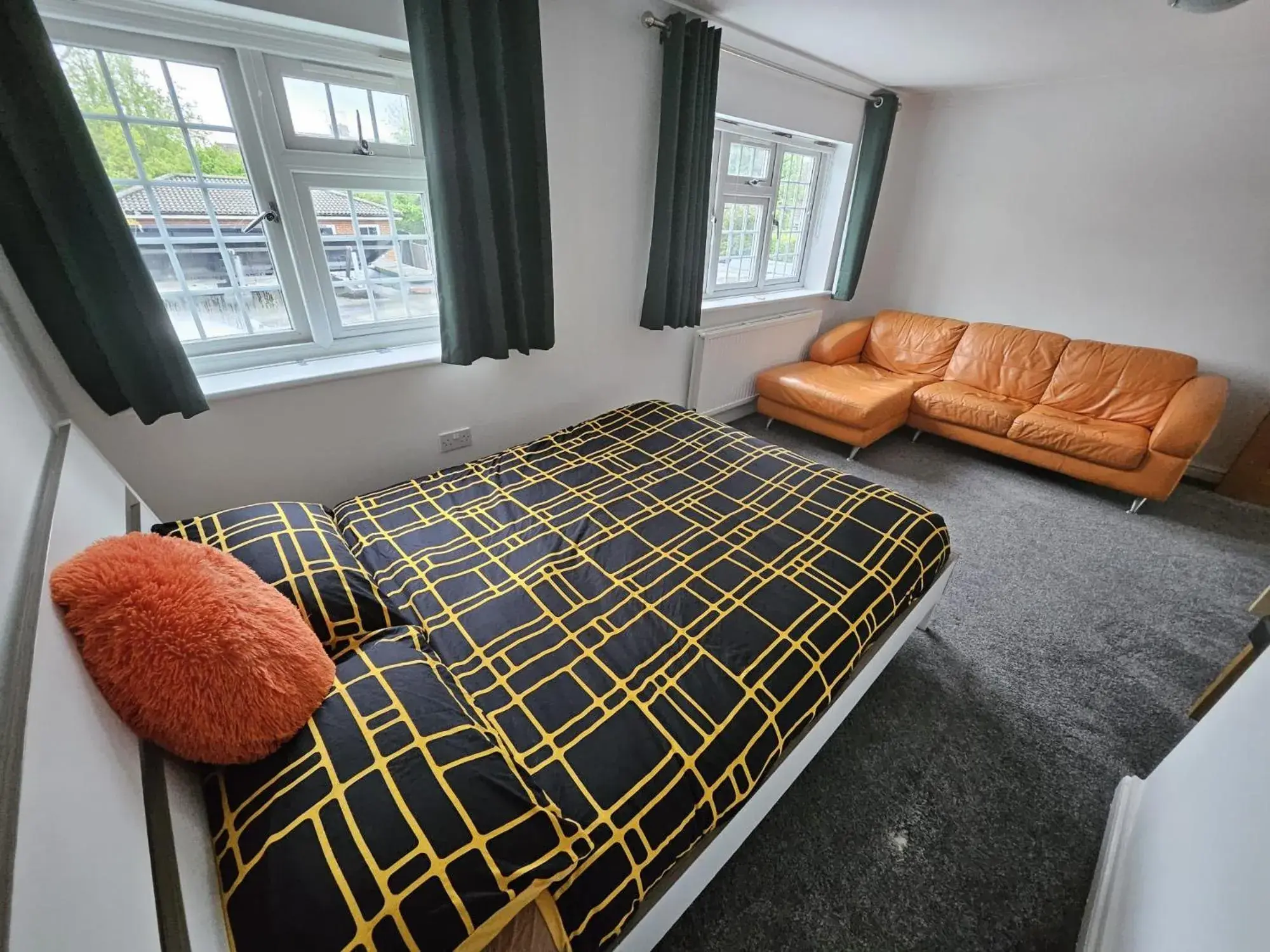 Standard Double Room with Shared Bathroom in SnoozeDen Westmead - Windsor Castle & Legoland Standard Double Room with Shared Bathroom in SnoozeDen Westmead - Windsor Castle & Legoland