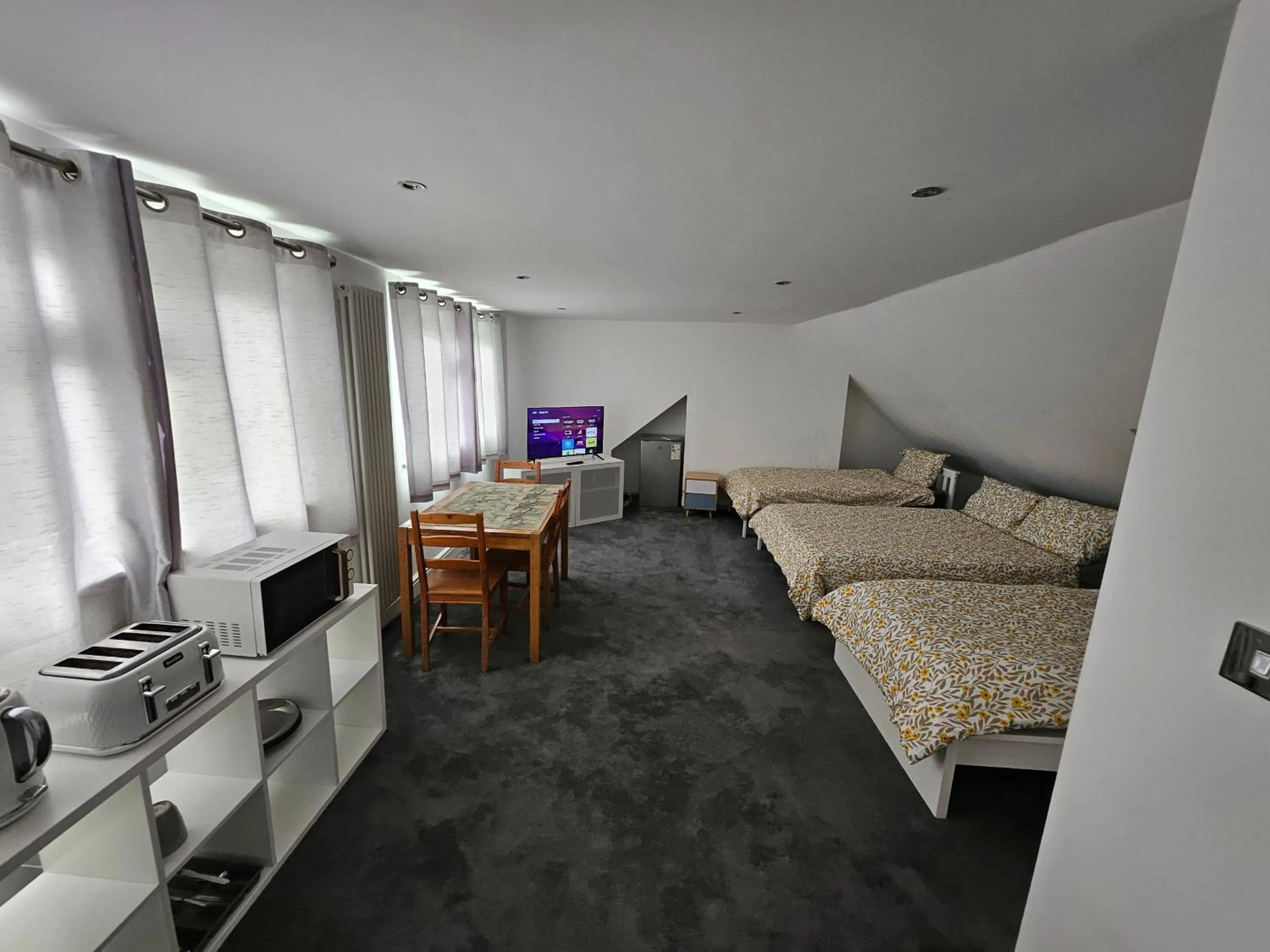 Bedroom, Bed in SnoozeDen Westmead - Windsor Castle & Legoland