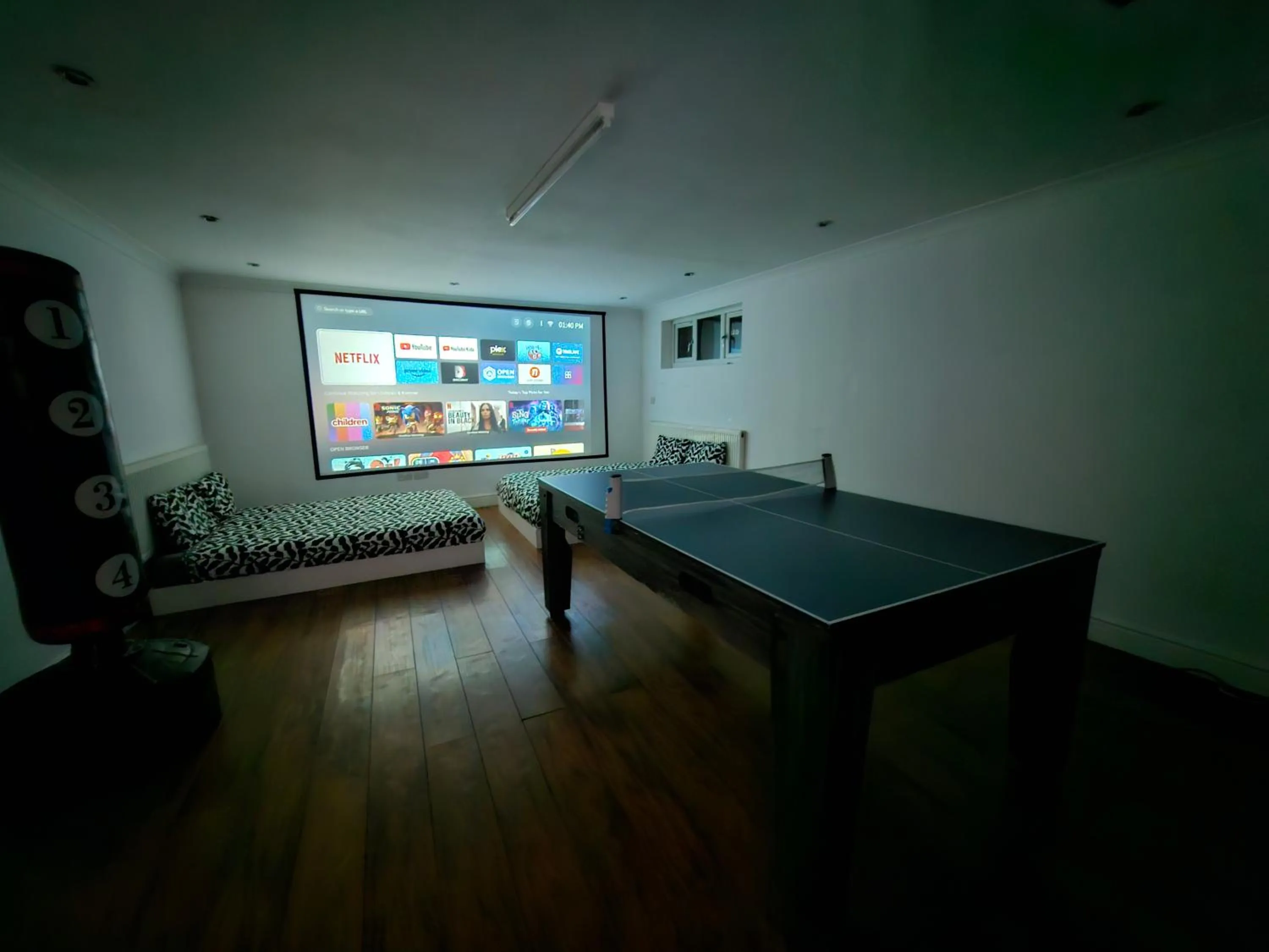 Billiard in SnoozeDen Westmead - Windsor Castle & Legoland