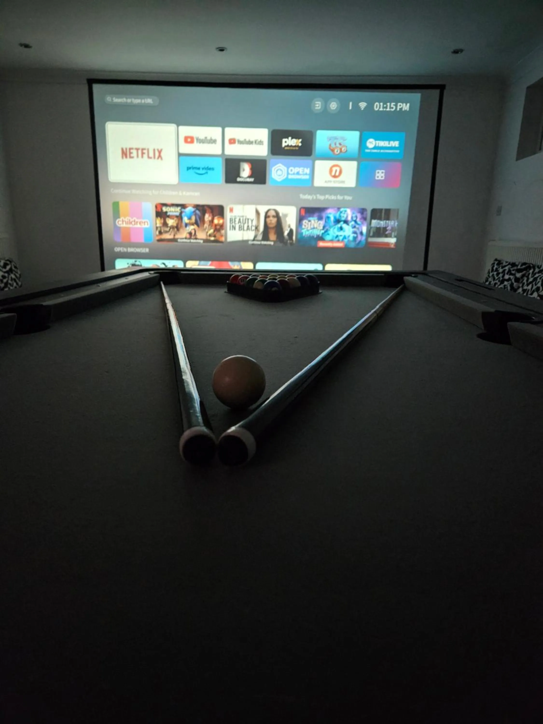 Billiard in SnoozeDen Westmead - Windsor Castle & Legoland