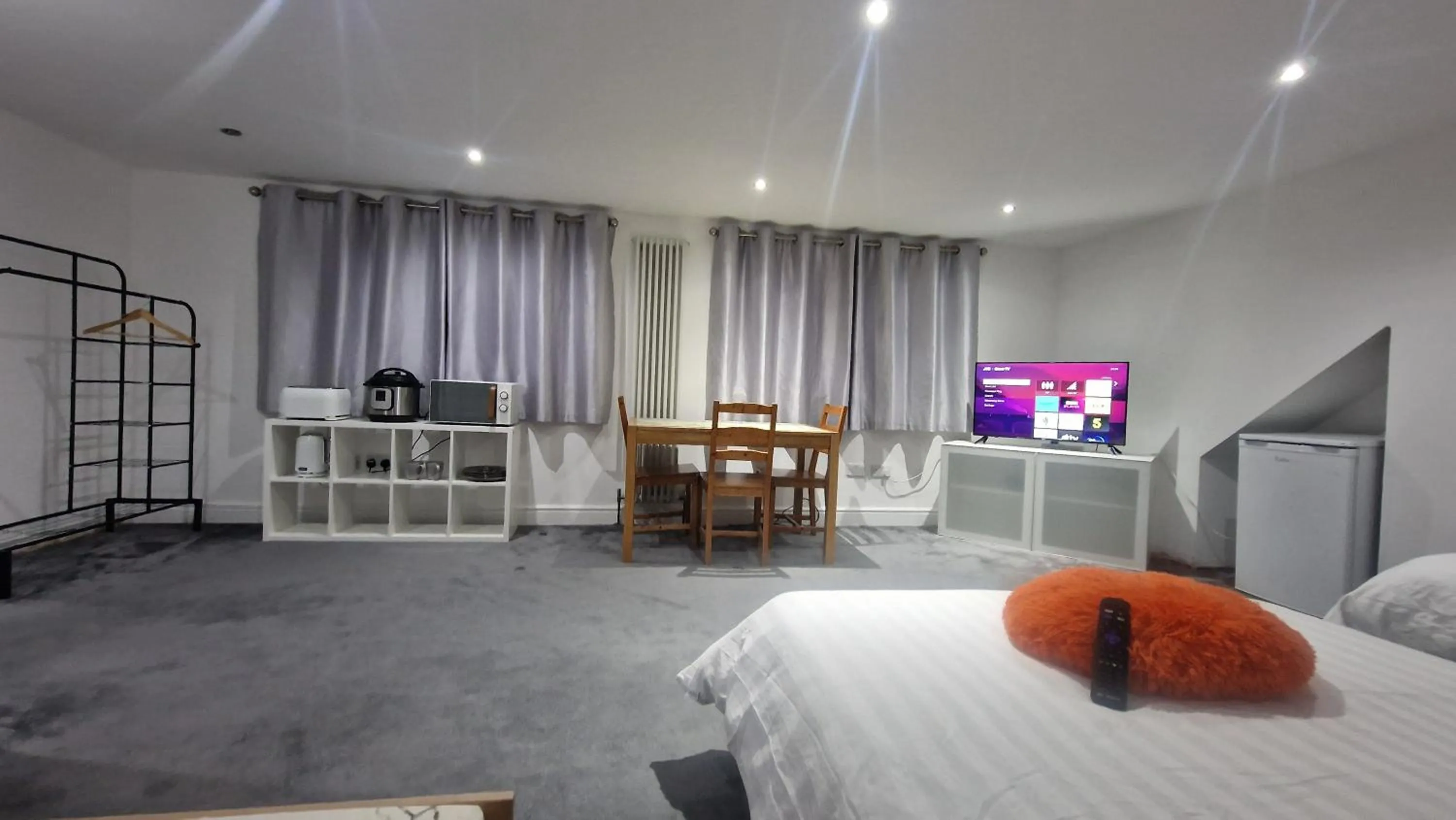 Photo of the whole room, Bed in SnoozeDen Westmead - Windsor Castle & Legoland