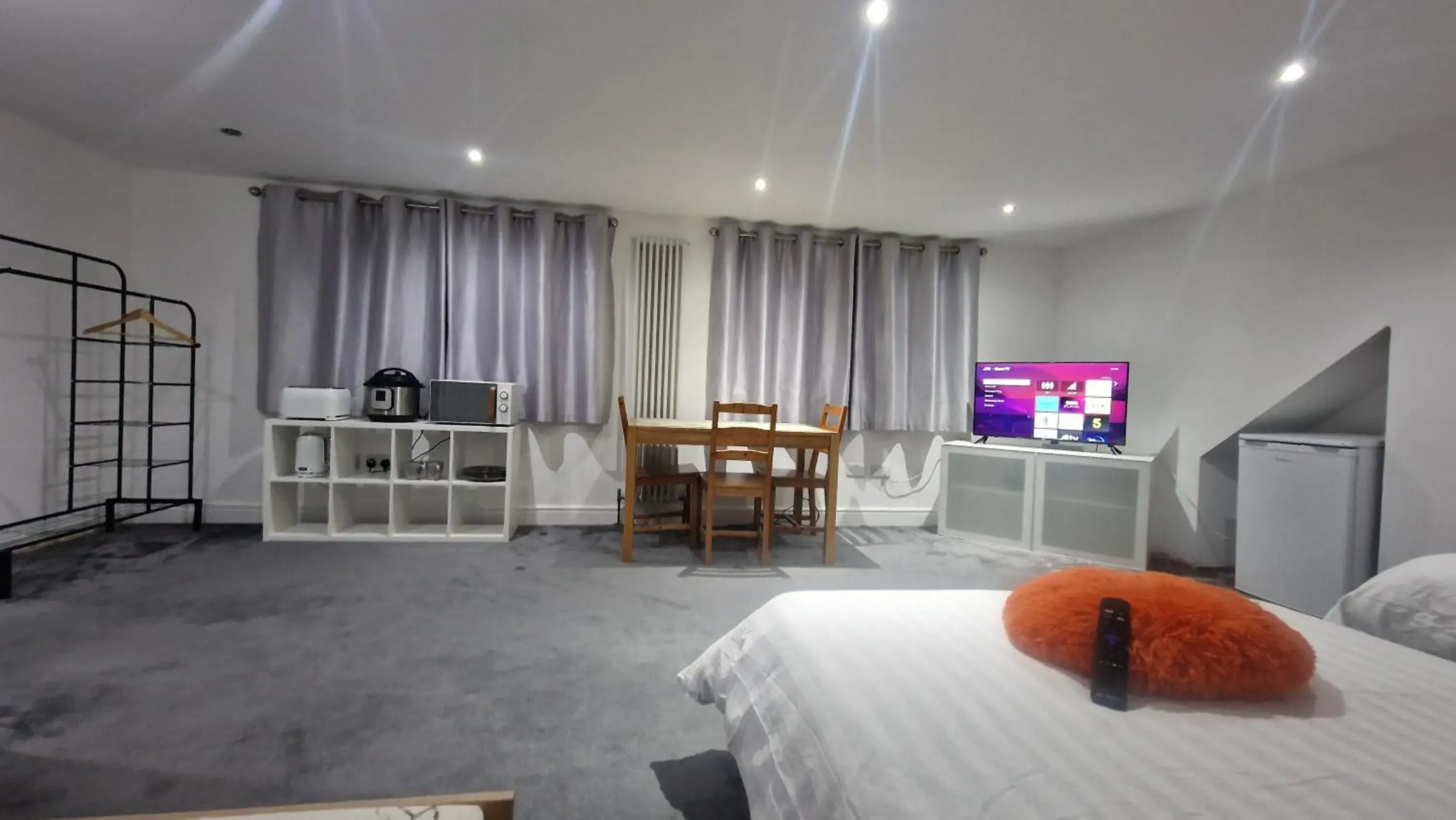 Photo of the whole room, Bed in SnoozeDen Westmead - Windsor Castle & Legoland Photo of the whole room, Bed in SnoozeDen Westmead - Windsor Castle & Legoland