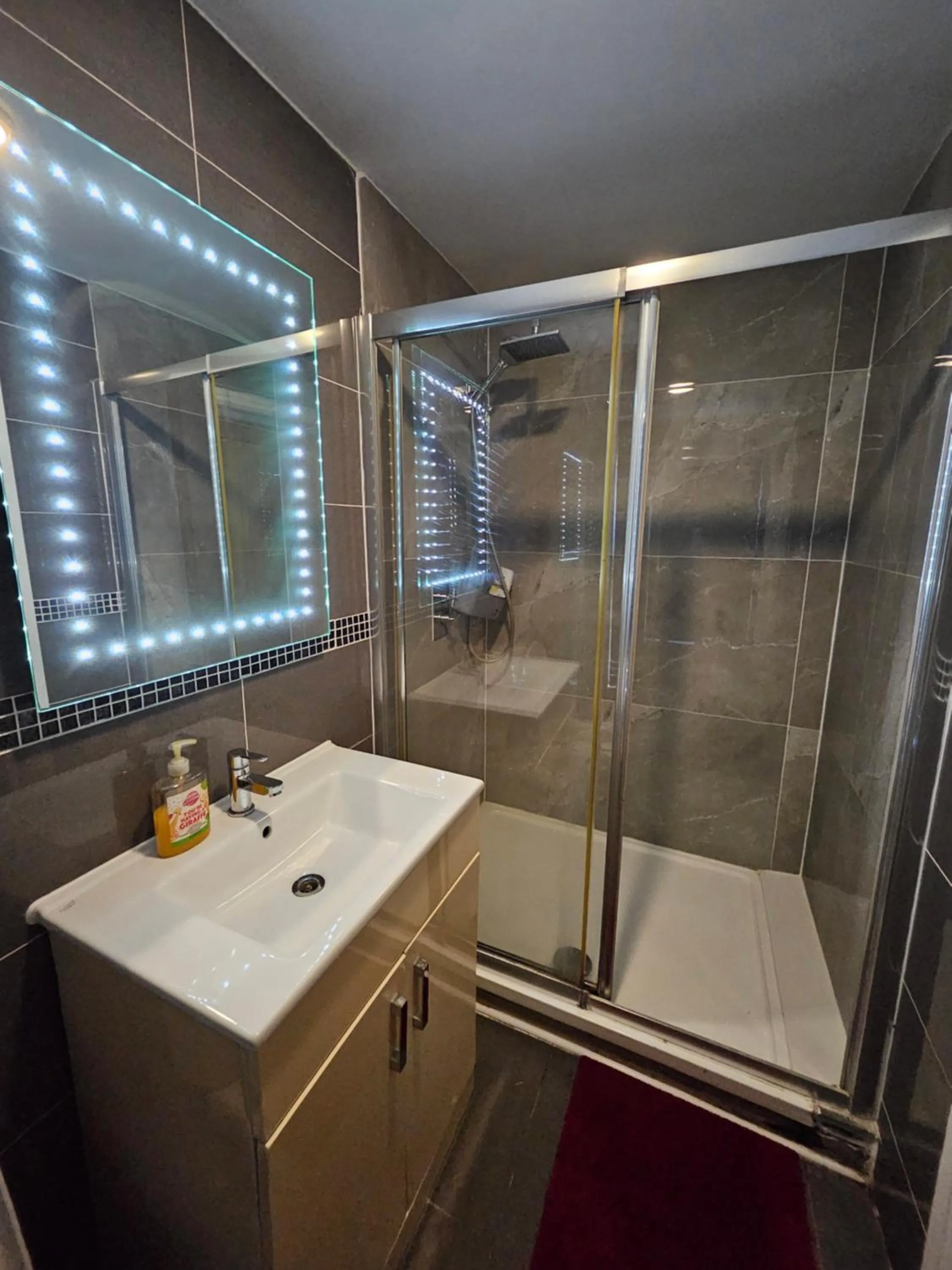 Bathroom in SnoozeDen Westmead - Windsor Castle & Legoland