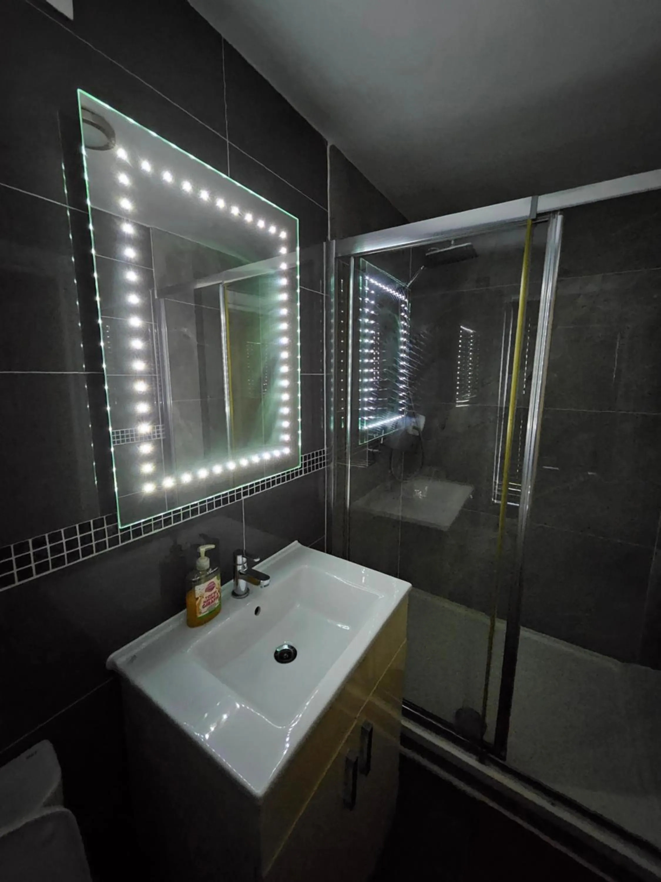 Bathroom in SnoozeDen Westmead - Windsor Castle & Legoland