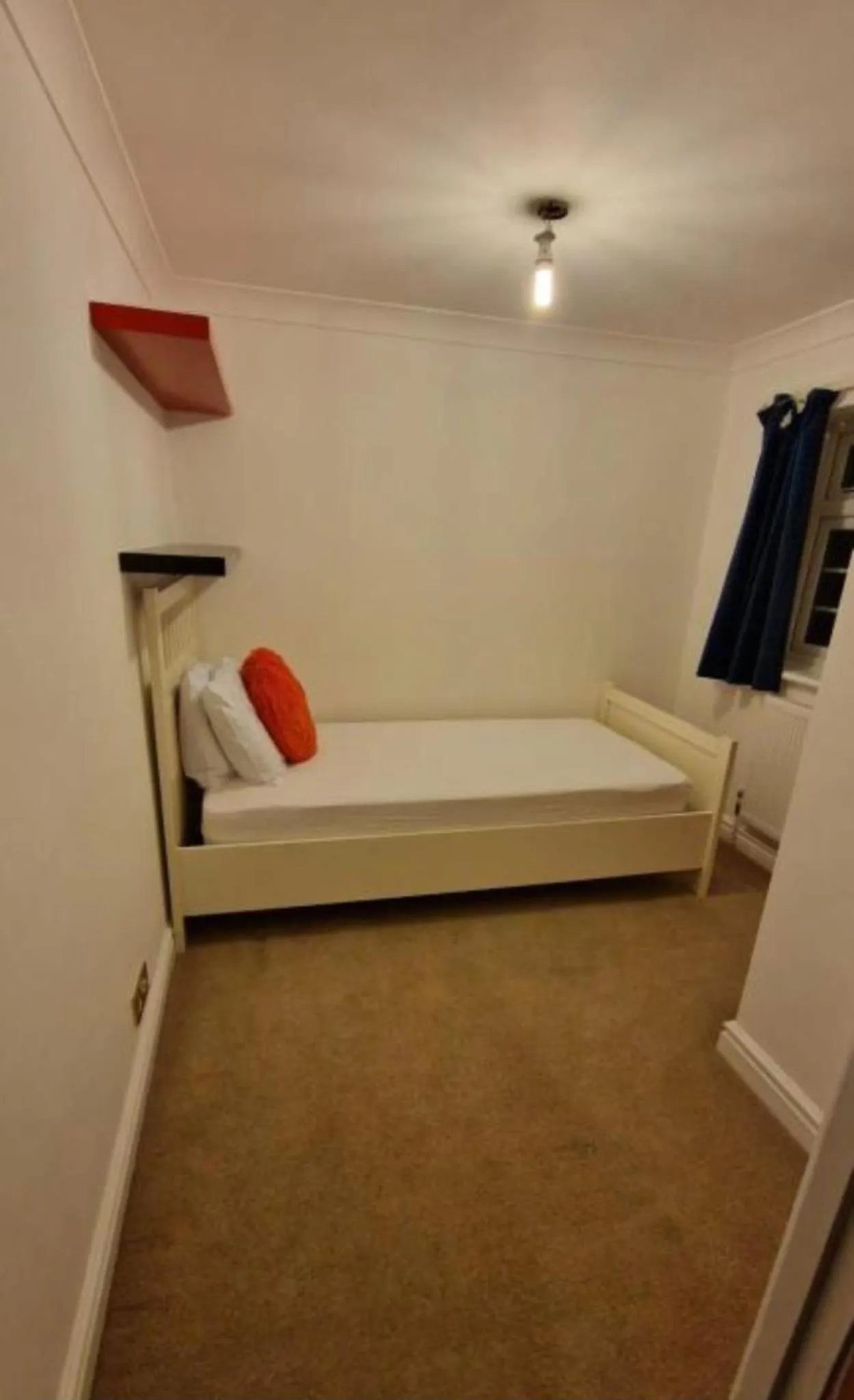 Bed in SnoozeDen Westmead - Windsor Castle & Legoland