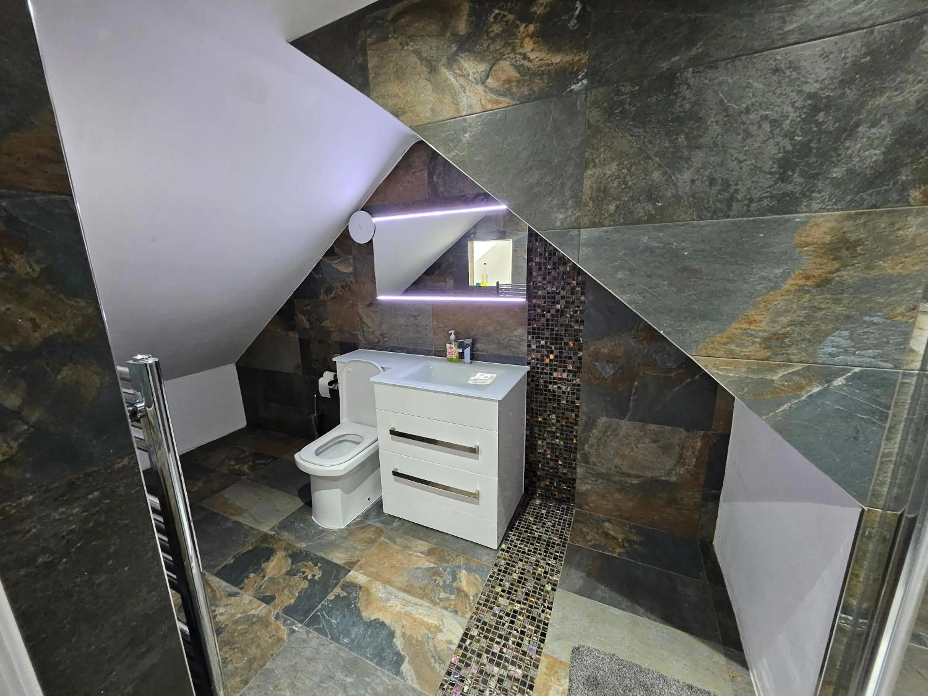 Bathroom in SnoozeDen Westmead - Windsor Castle & Legoland