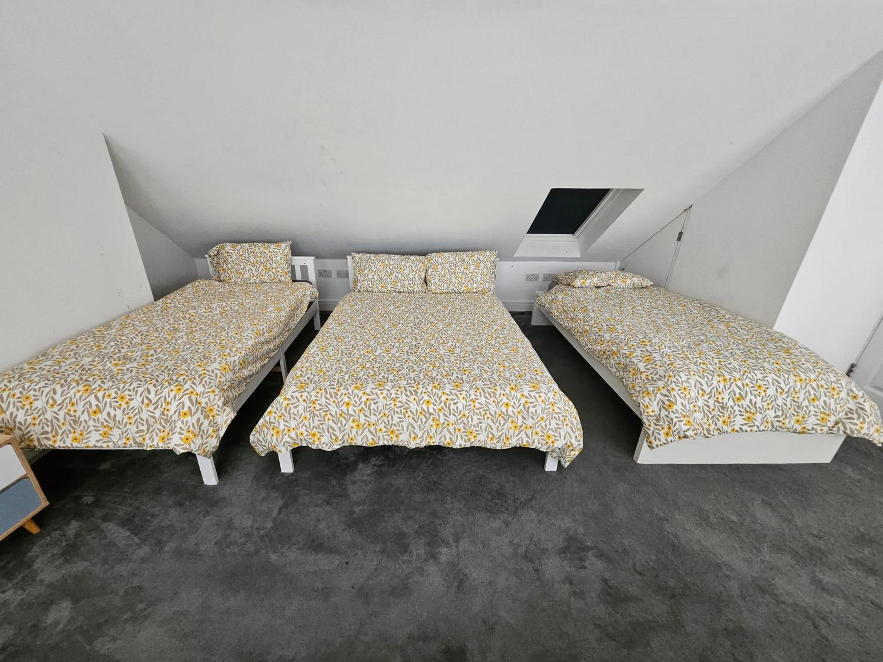 Bedroom, Bed in SnoozeDen Westmead - Windsor Castle & Legoland