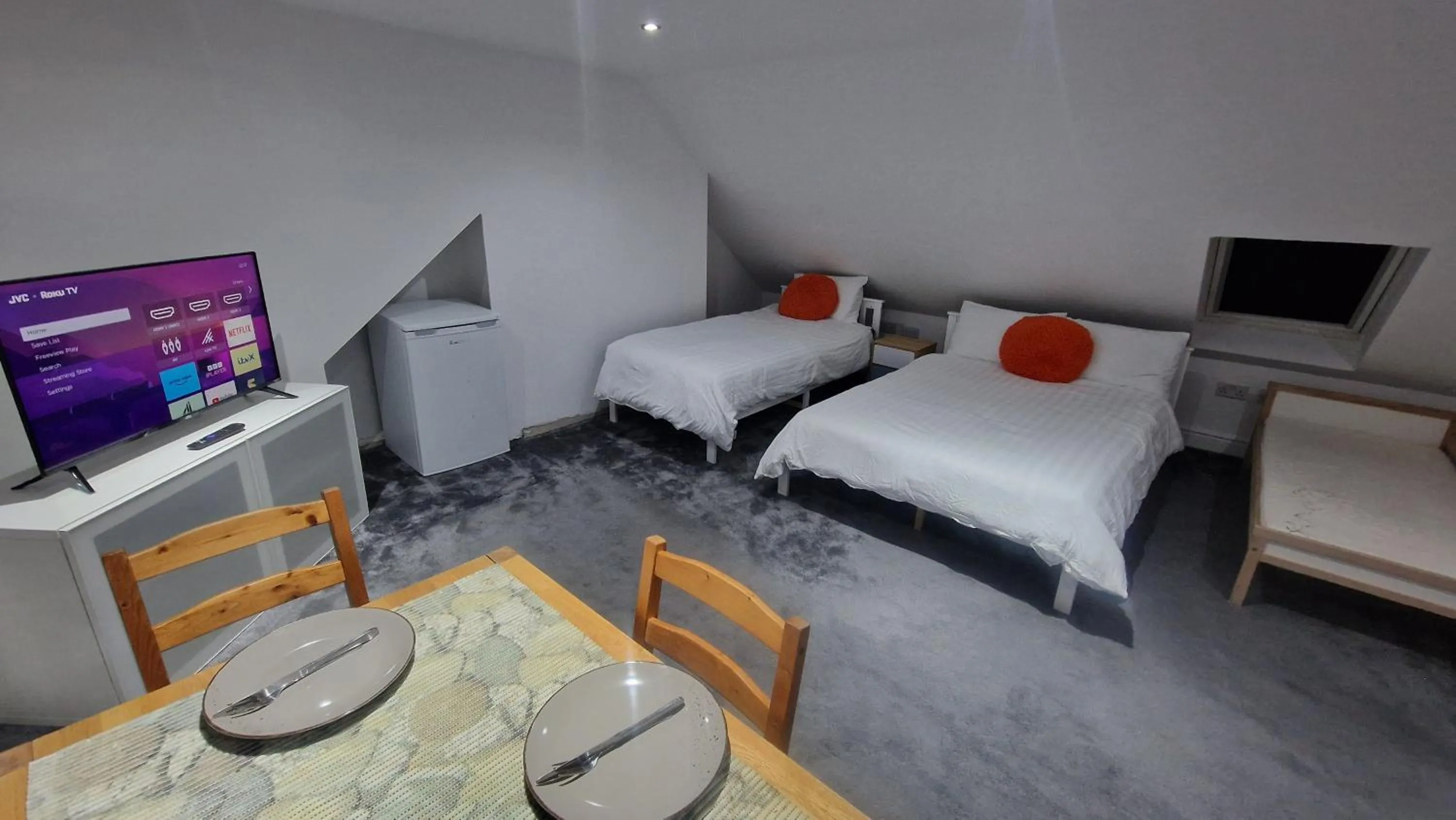 Bedroom, Bed in SnoozeDen Westmead - Windsor Castle & Legoland