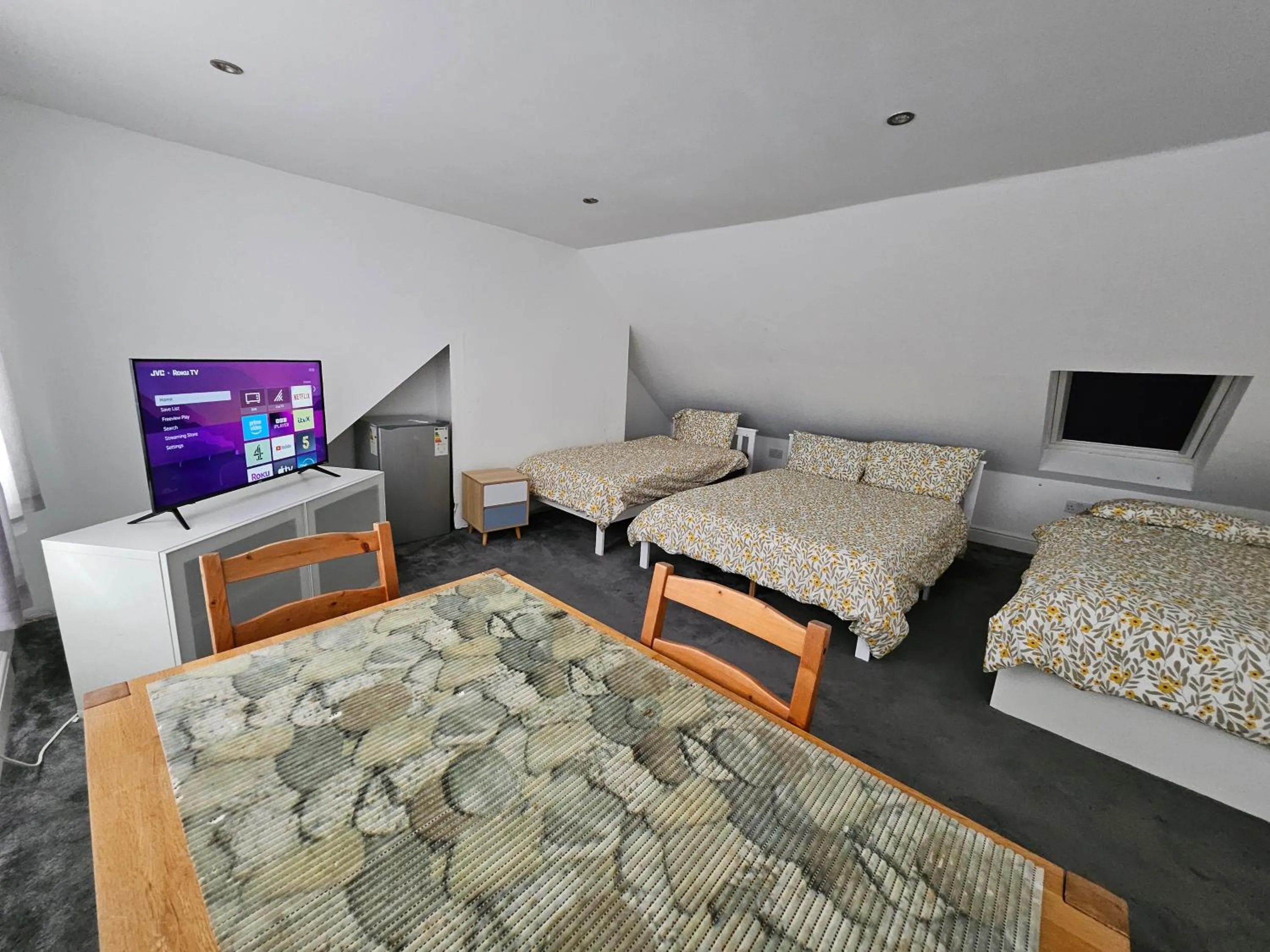 Bed in SnoozeDen Westmead - Windsor Castle & Legoland