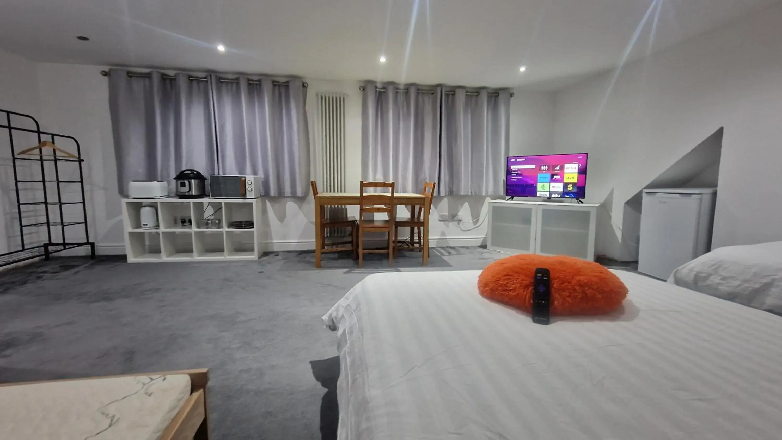 Bedroom, Bed in SnoozeDen Westmead - Windsor Castle & Legoland Bedroom, Bed in SnoozeDen Westmead - Windsor Castle & Legoland