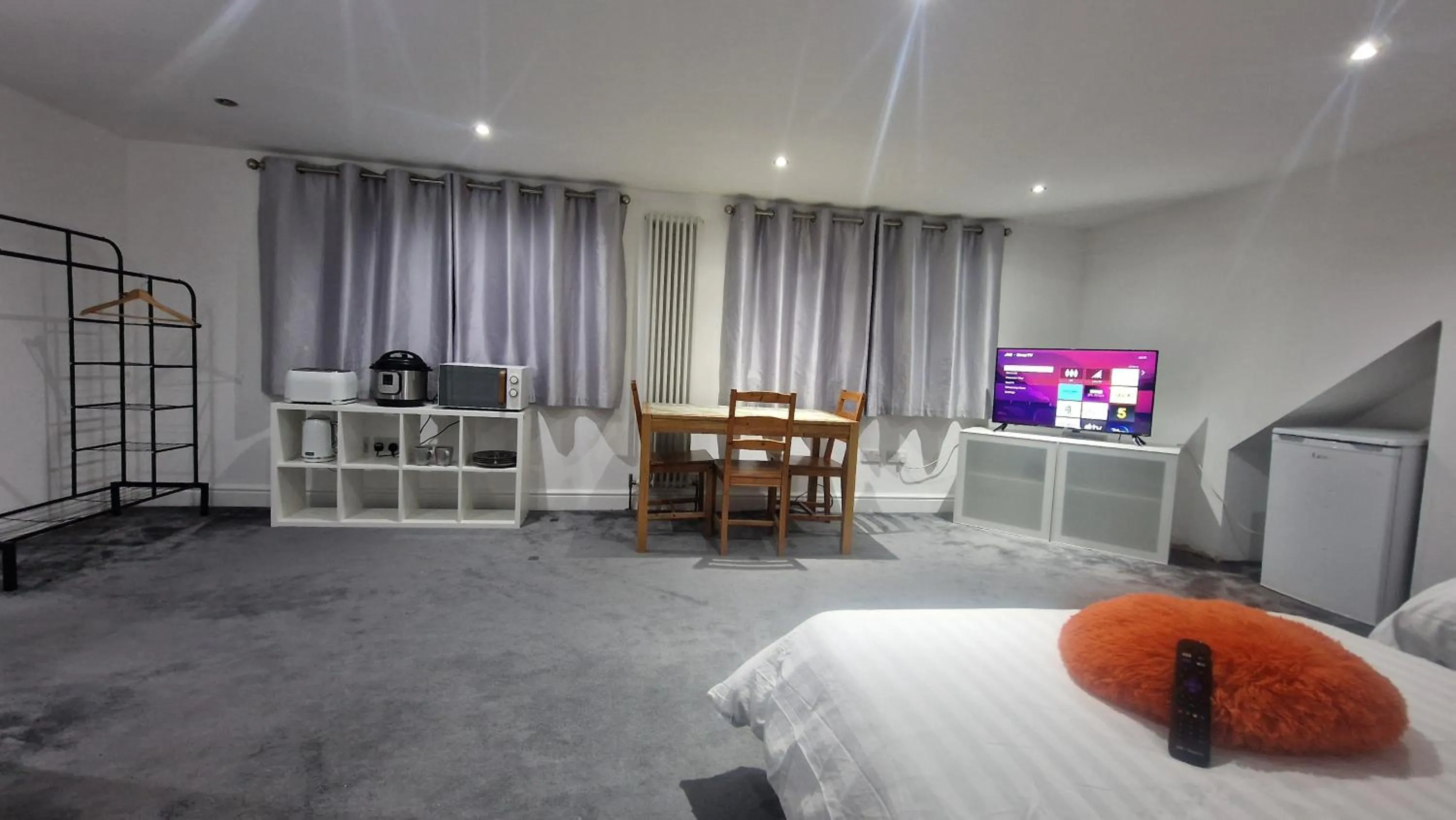 Bedroom, Bed in SnoozeDen Westmead - Windsor Castle & Legoland