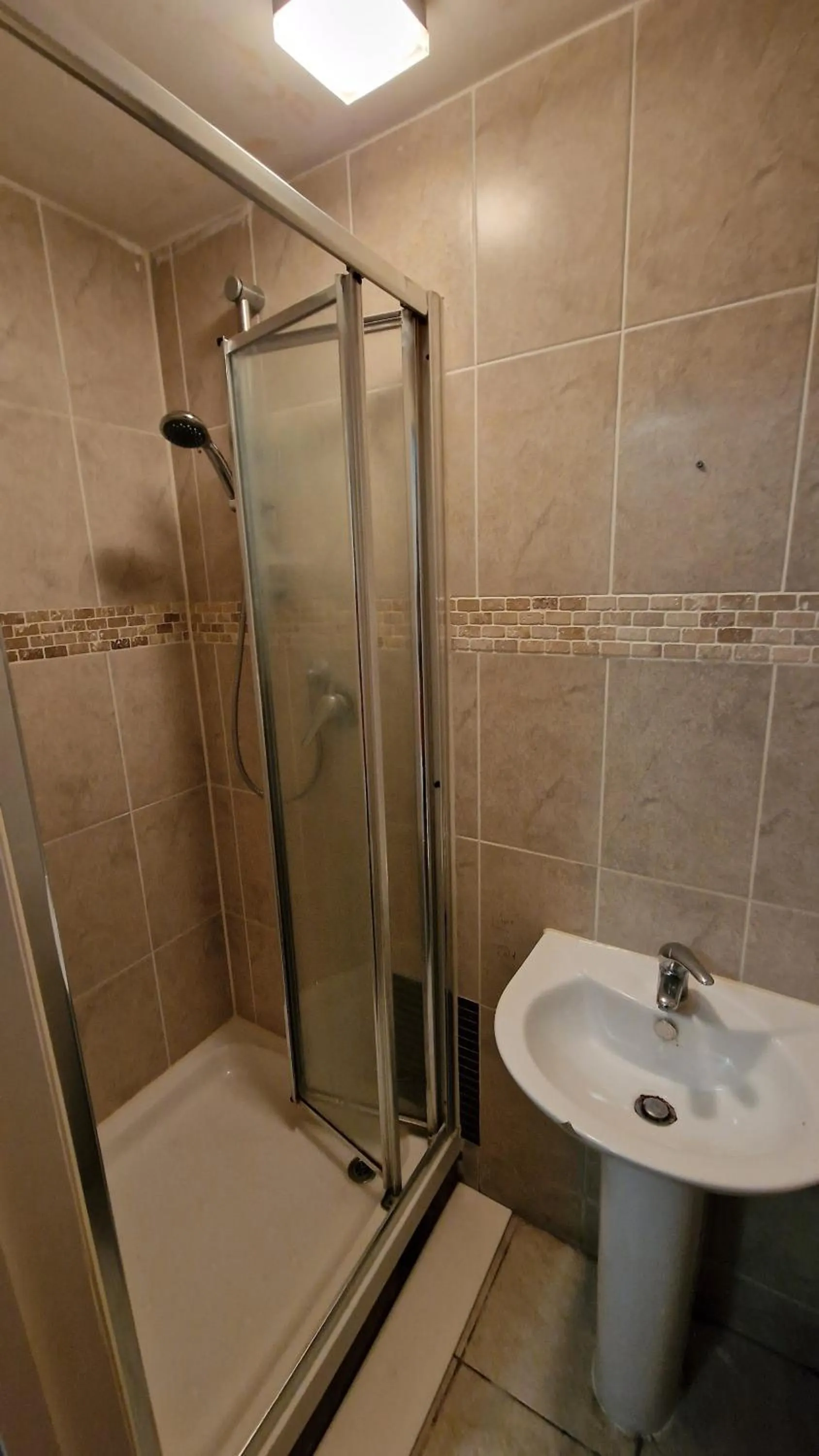 Bathroom in SnoozeDen Westmead - Windsor Castle & Legoland