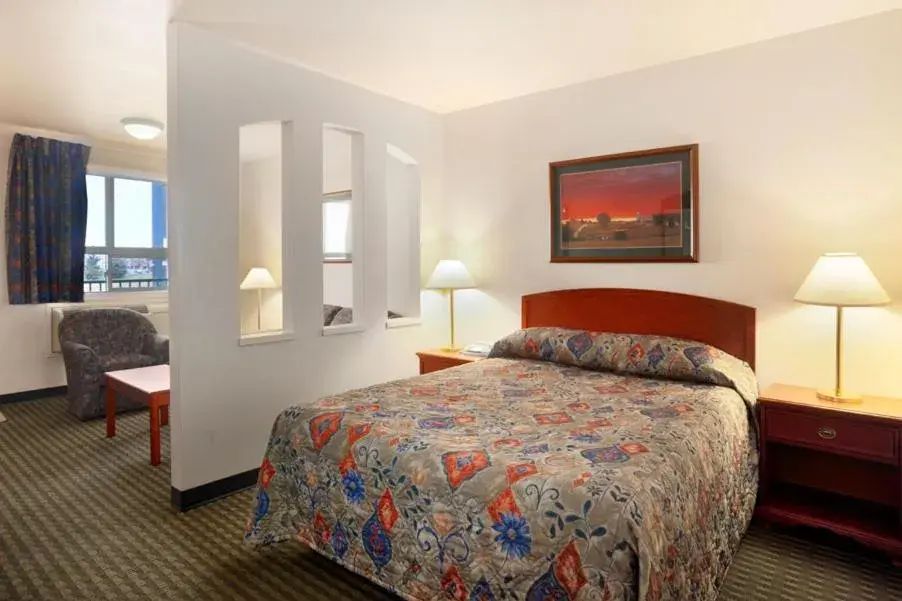 Bed in Travelodge Hotel by Wyndham Weyburn Bed in Travelodge Hotel by Wyndham Weyburn