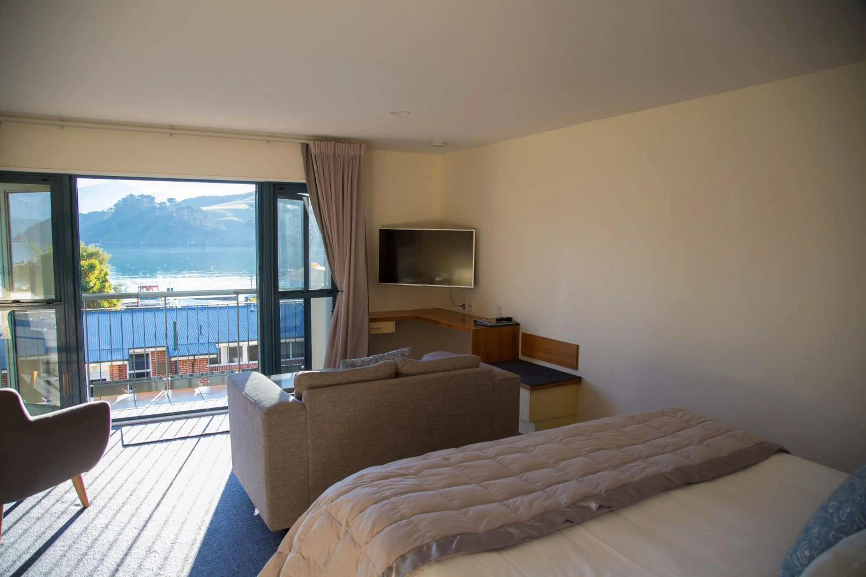 Sea view, Bed in Akaroa Criterion Motel