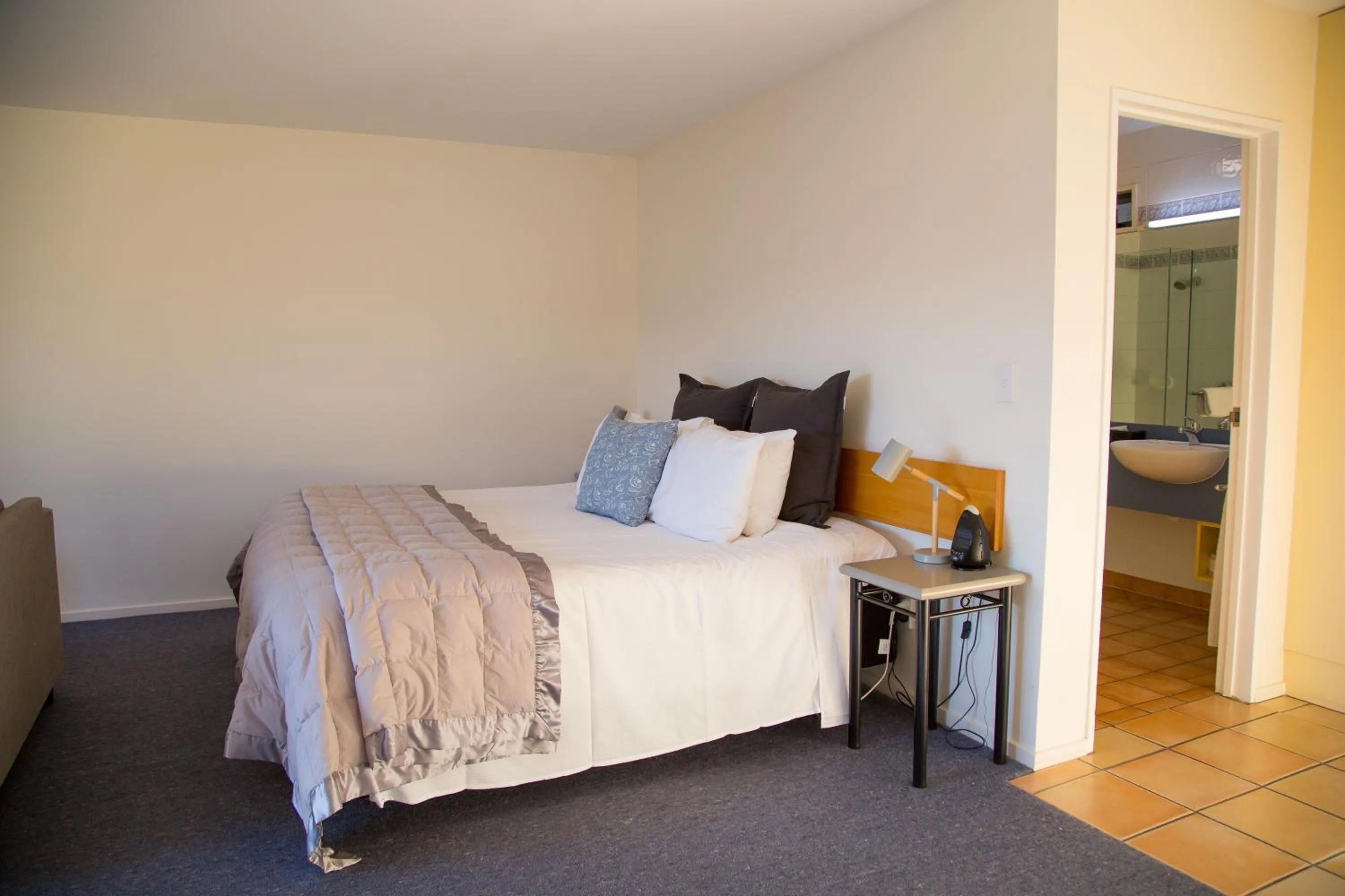 Bed in Akaroa Criterion Motel