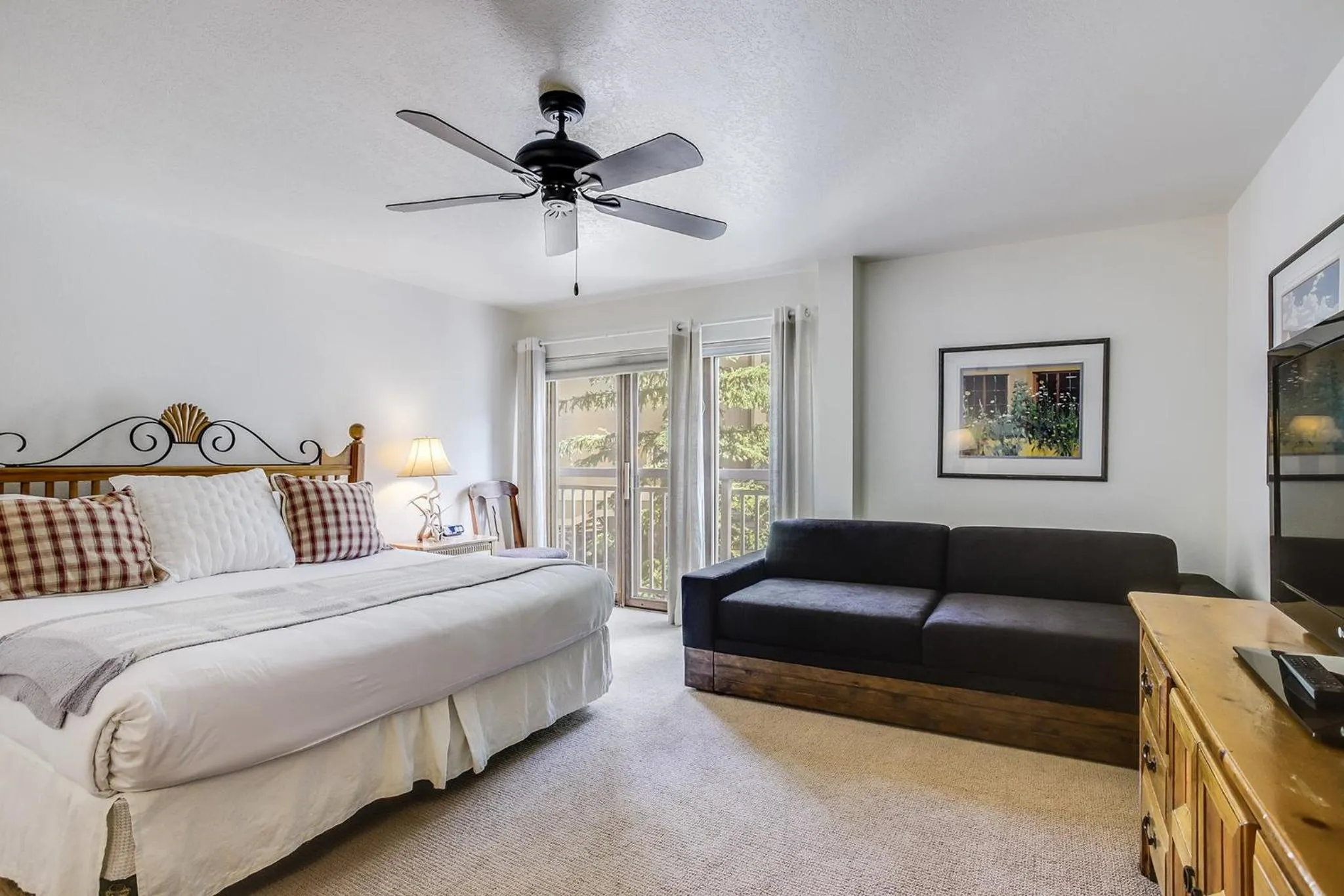 Photo of the whole room, Bed in St. James Place