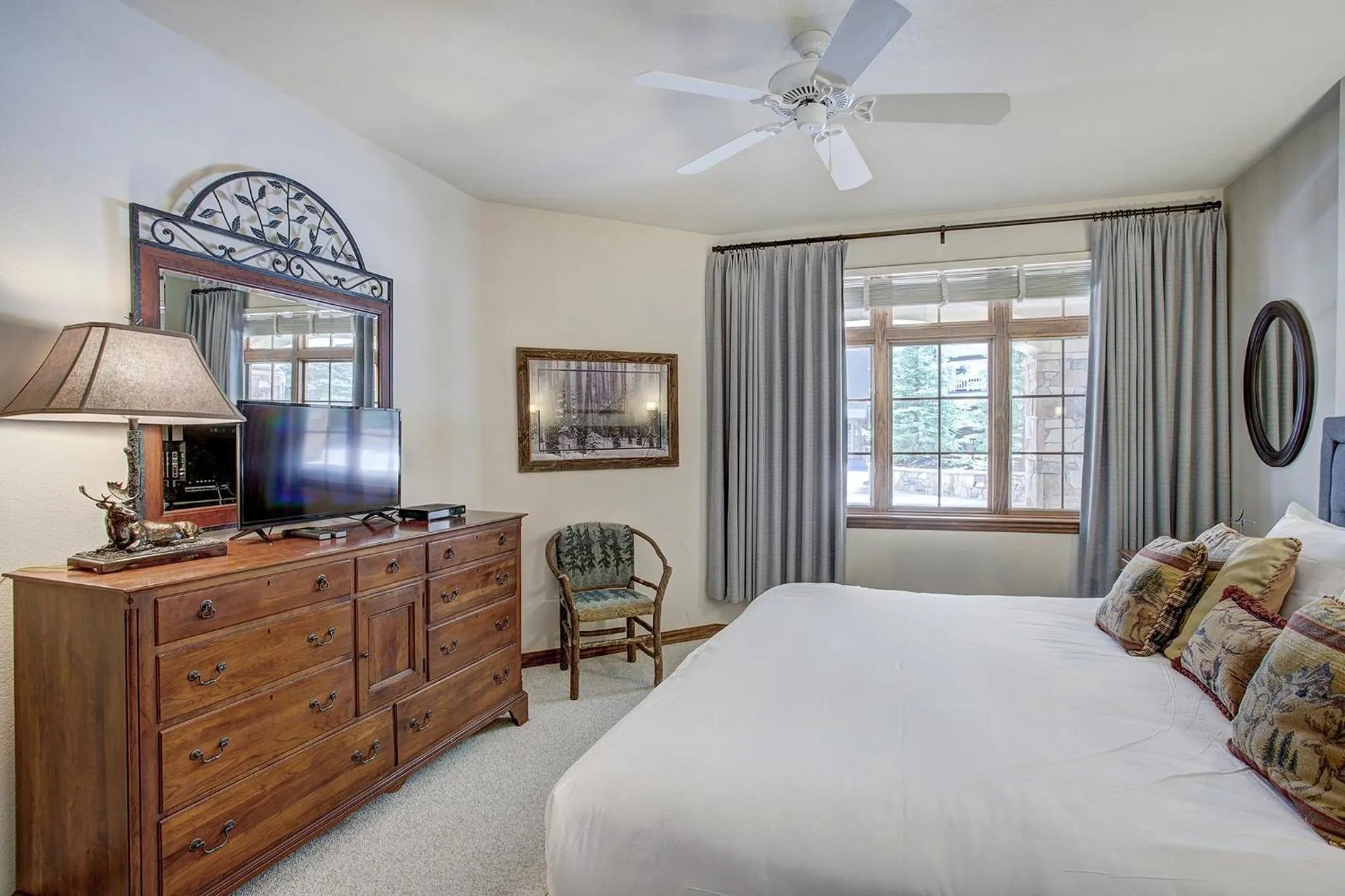 Photo of the whole room, Bed in St. James Place