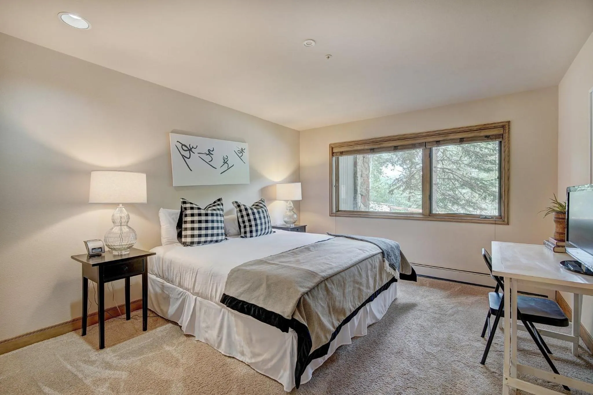 Photo of the whole room, Bed in The Pines Lodge, a RockResort