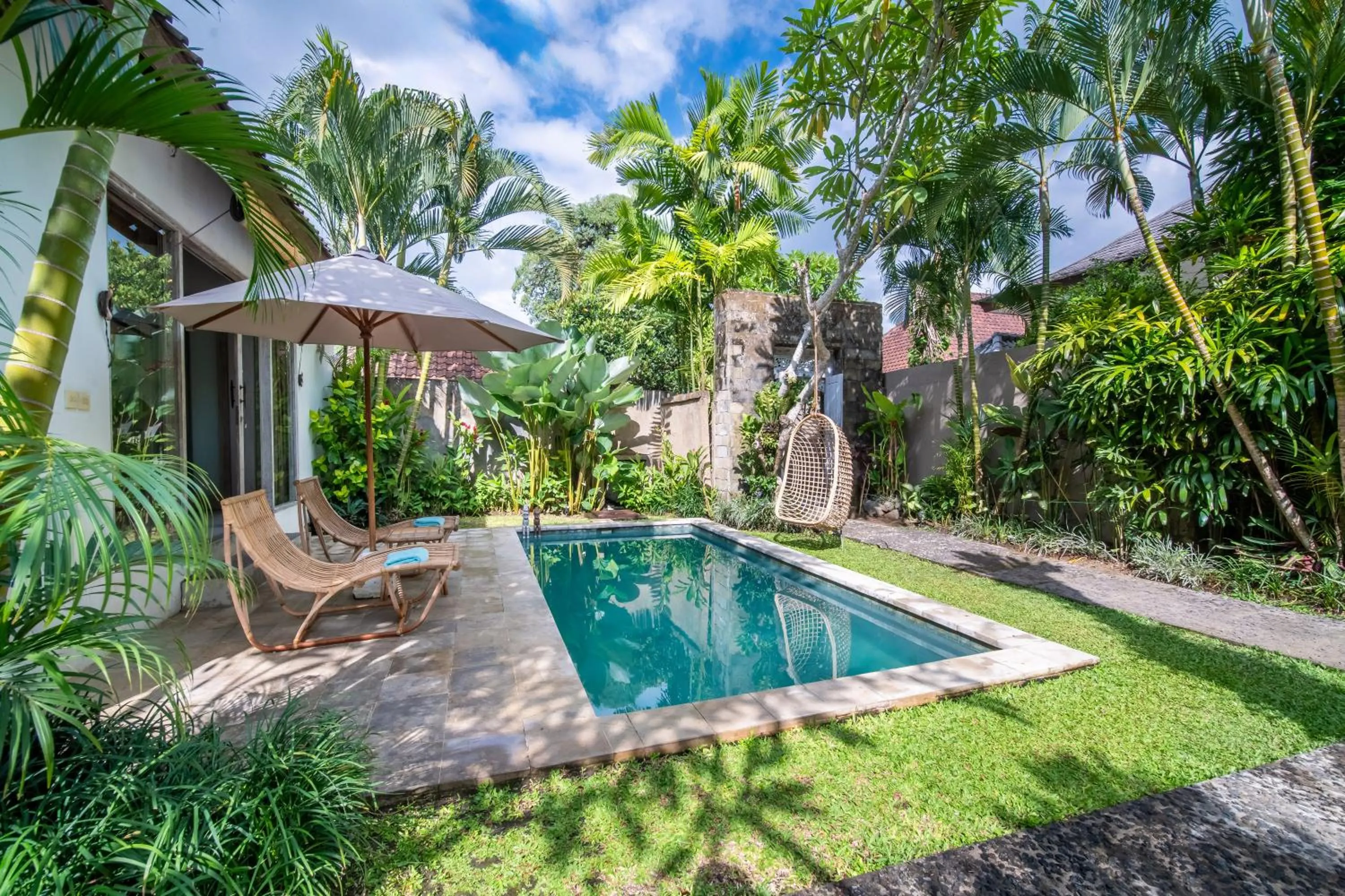 Swimming pool in Villa Katak by Villa Finder