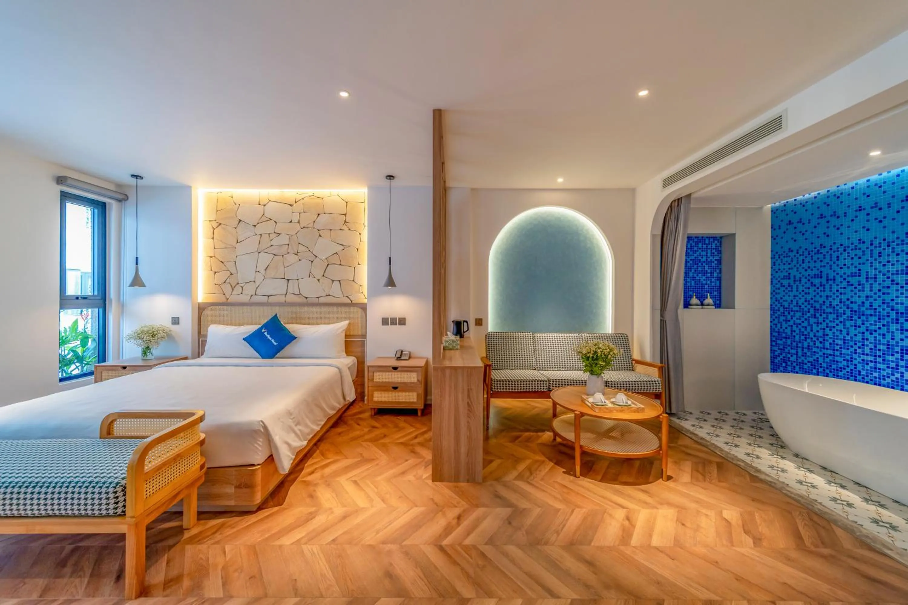 Photo of the whole room, Bed in V Boutique Hotel - Complimentary refreshments