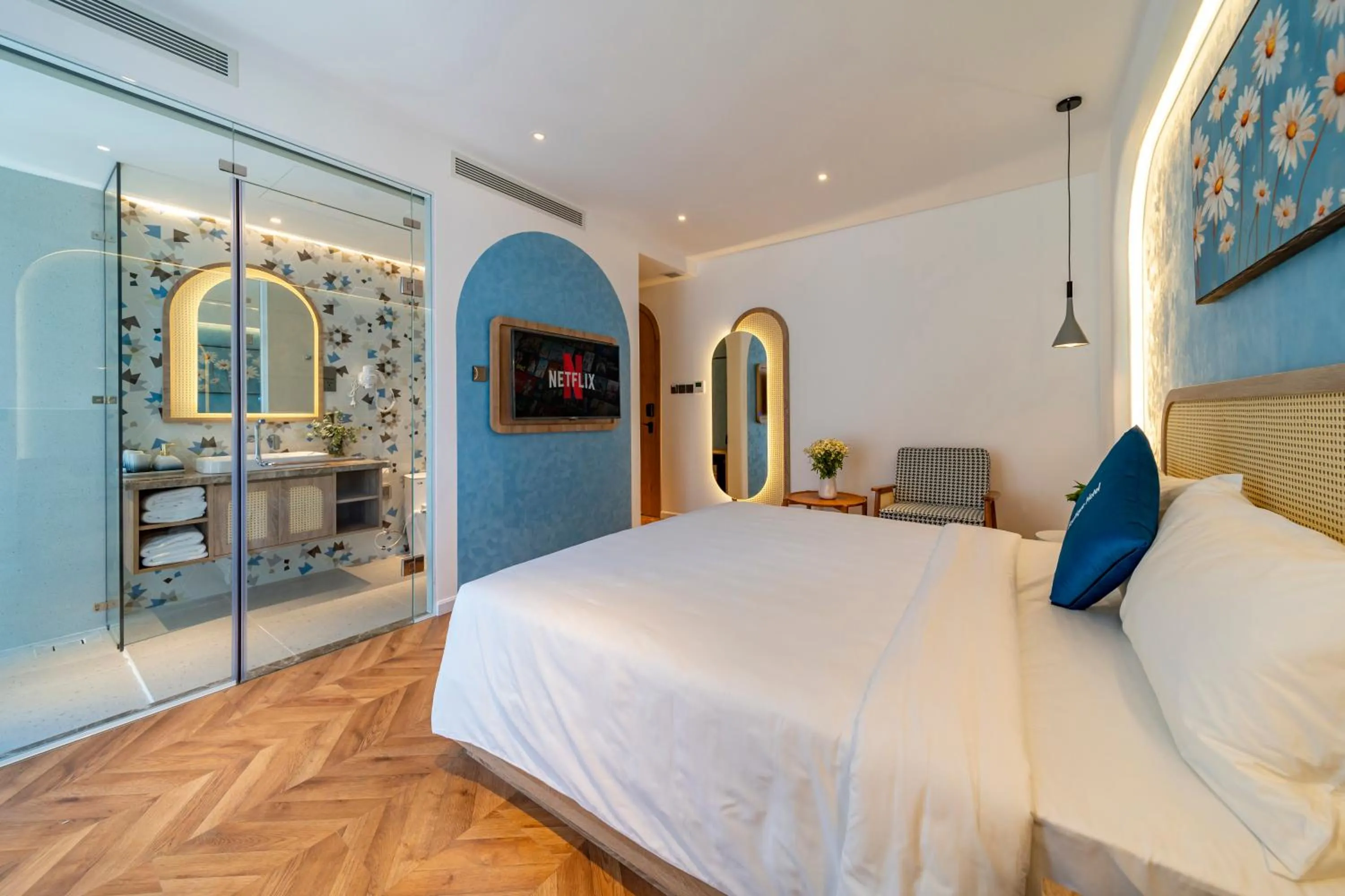 Photo of the whole room, Bed in V Boutique Hotel - Complimentary refreshments