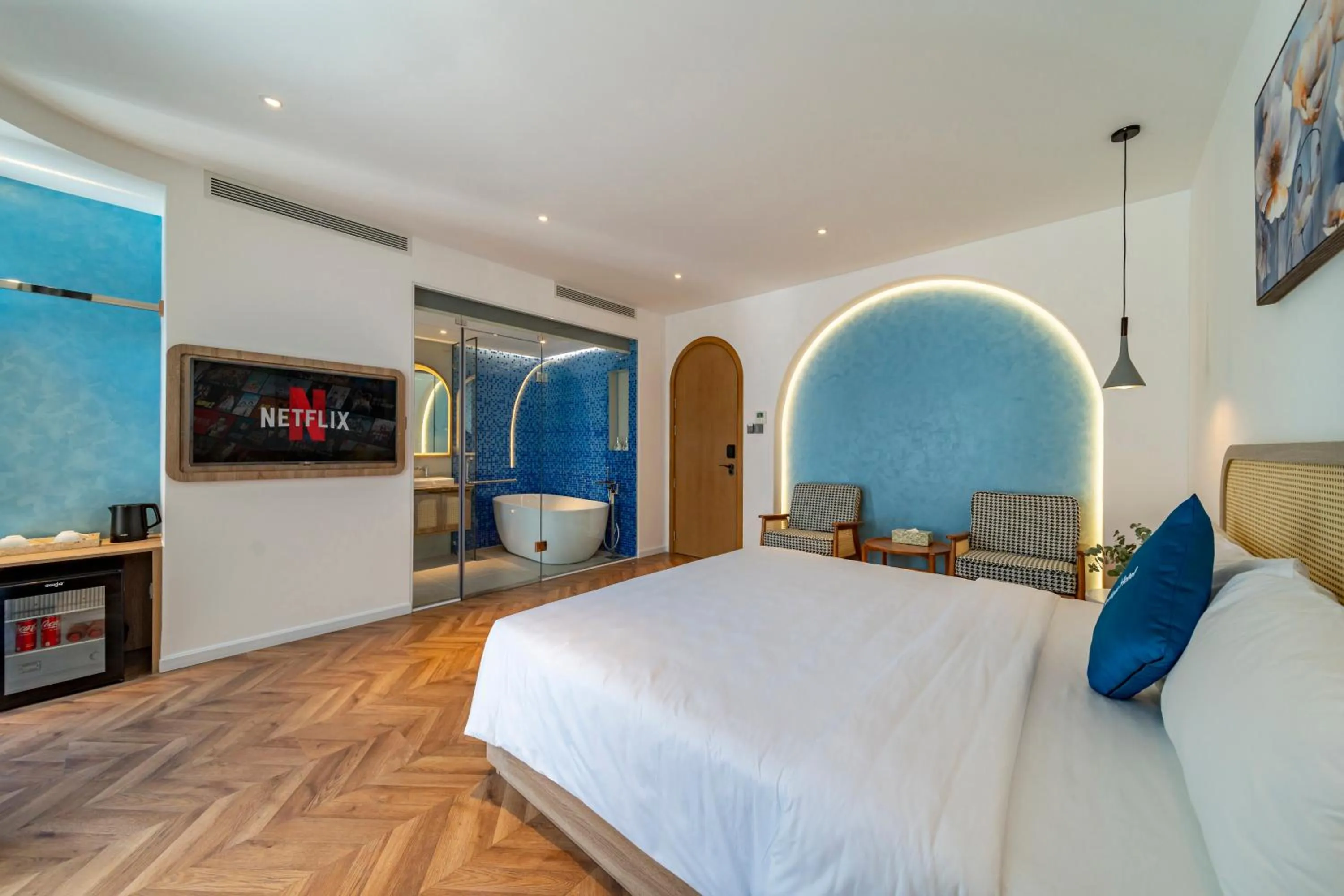 Photo of the whole room, Bed in V Boutique Hotel - Complimentary refreshments