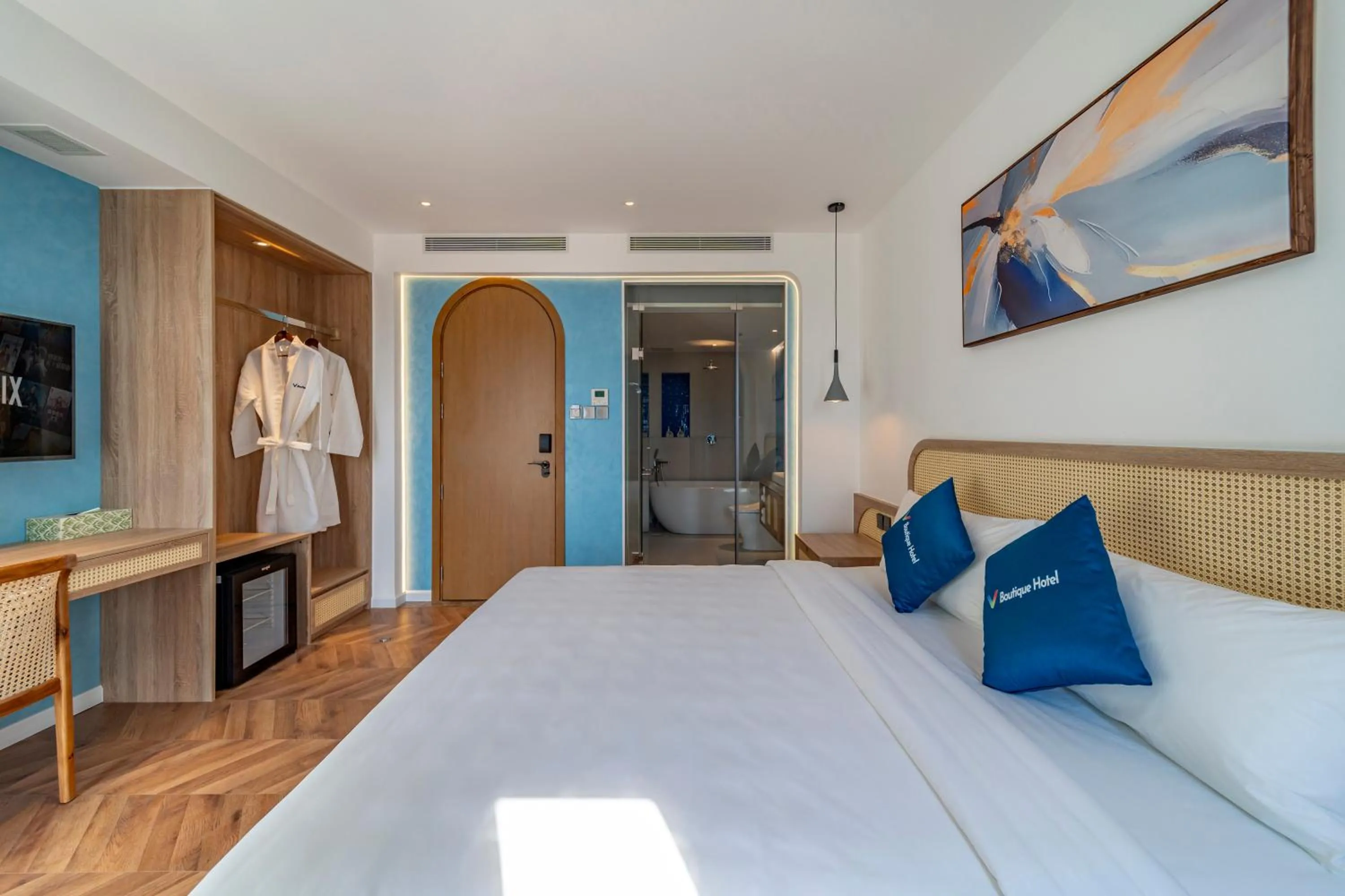 Photo of the whole room, Bed in V Boutique Hotel - Complimentary refreshments